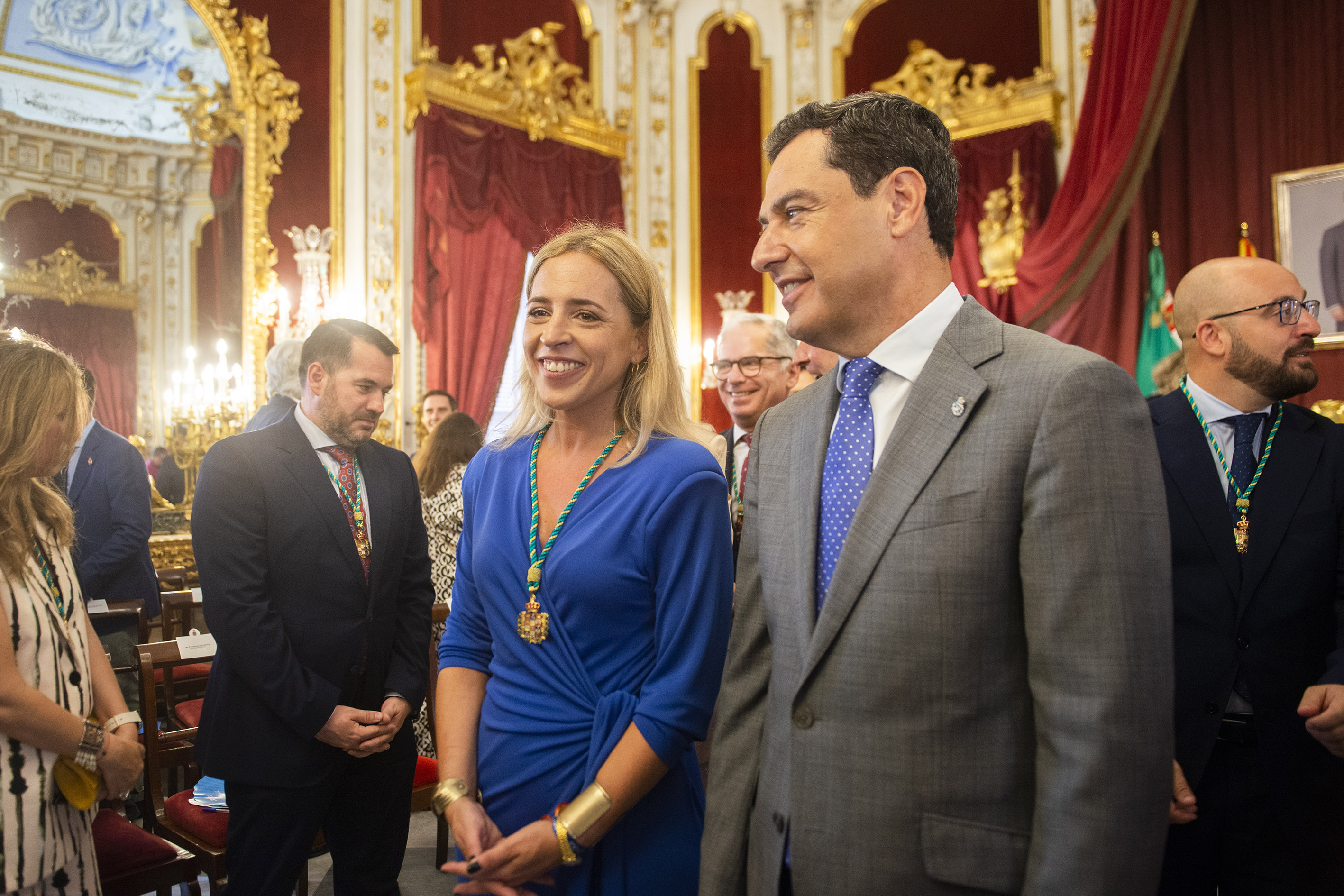 Almudena Martínez y el presidente de la Junta, Juanma Moreno