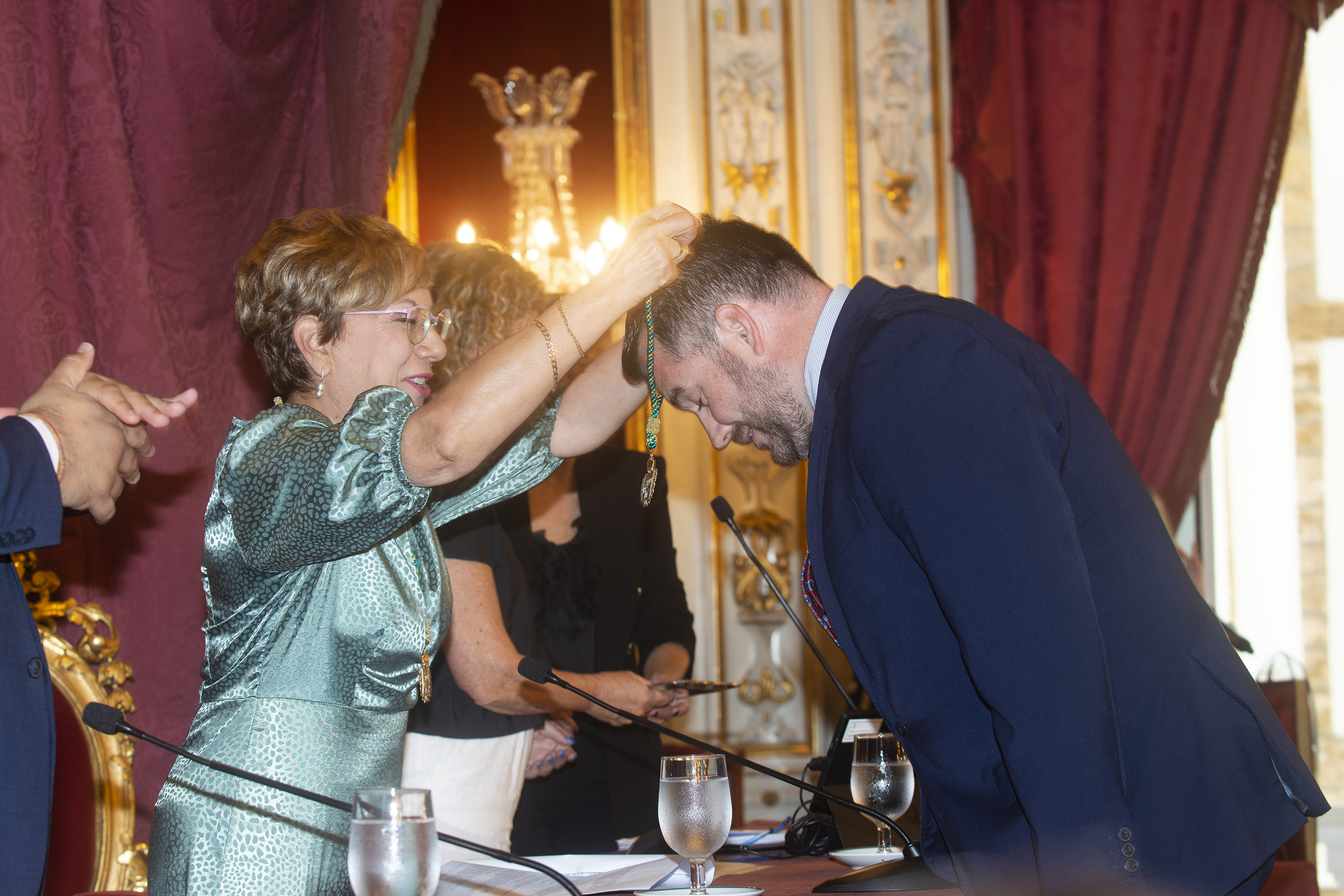 Andrés Clavijo recibiendo la medalla corporativa