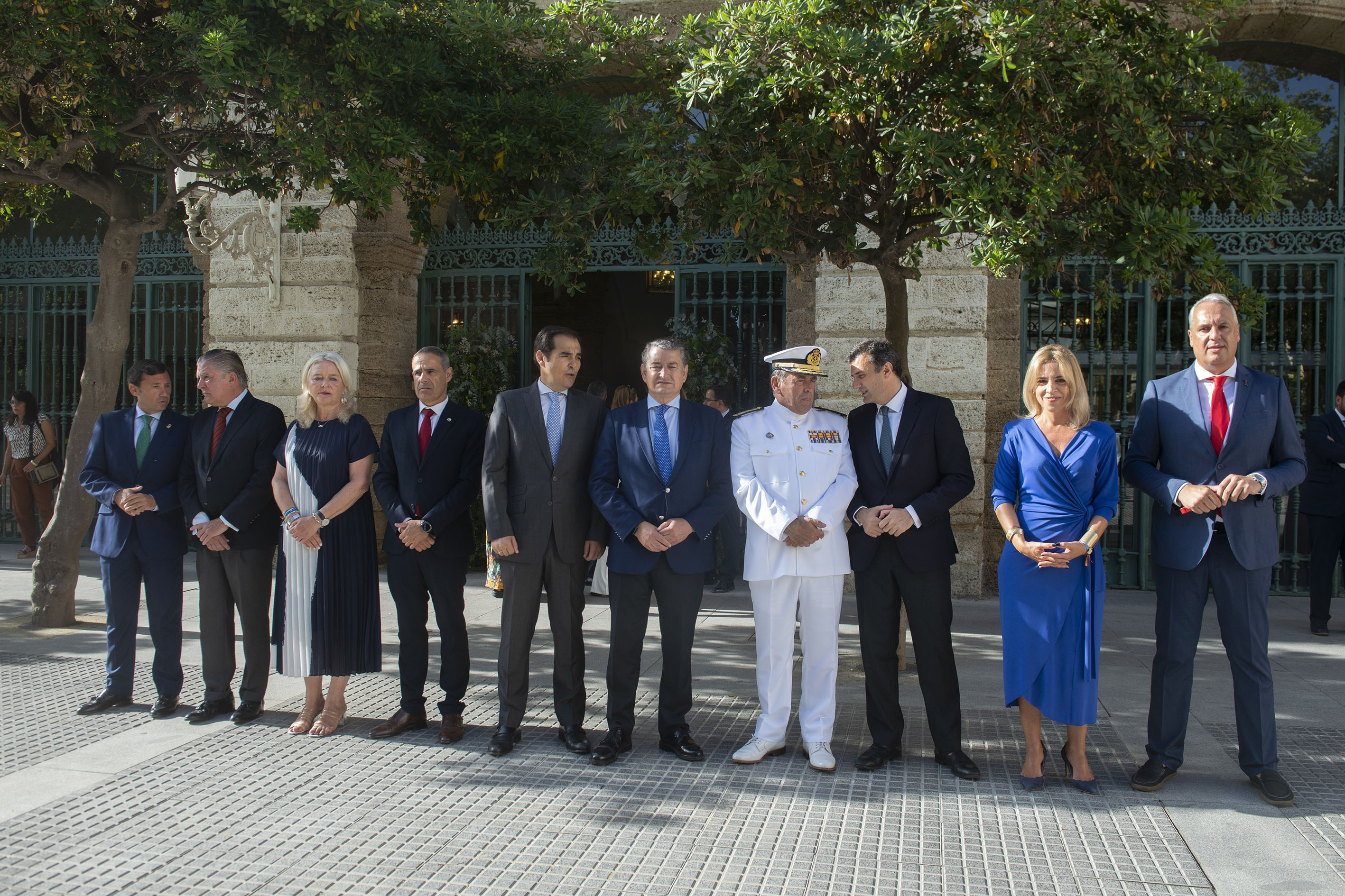 Autoridades ante el Palacio Provincial