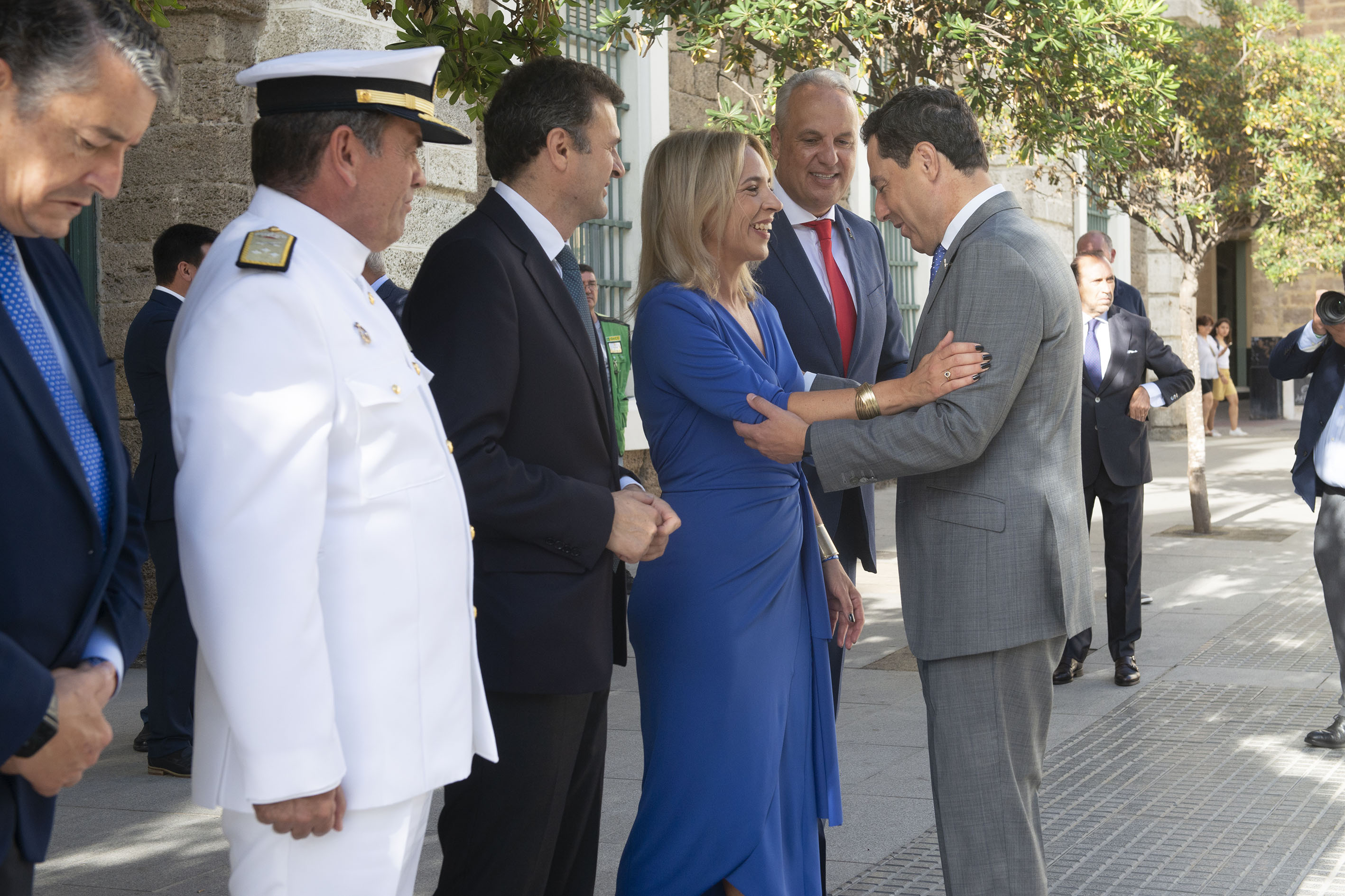 El presidente de la Junta de Andalucía, Juanma Moreno, saluda a Almudena Martínez