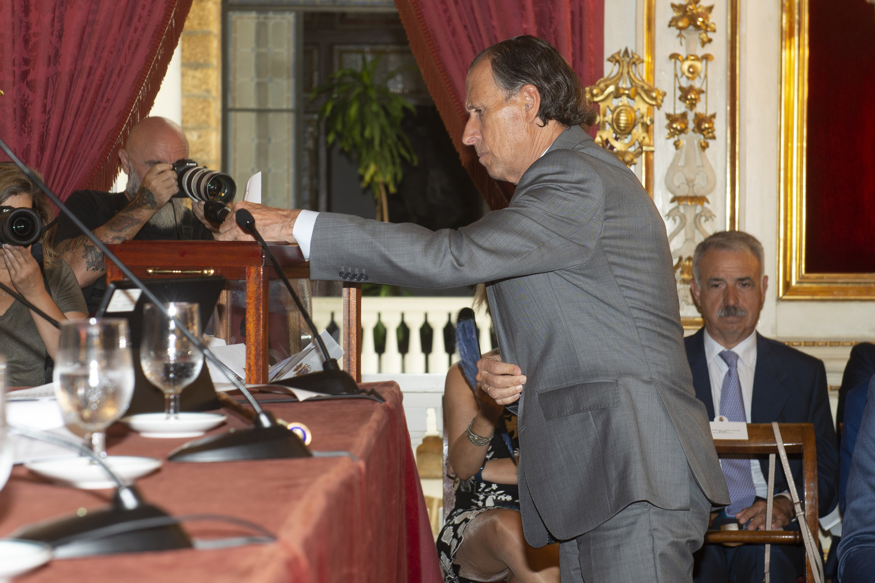 José María Román votando