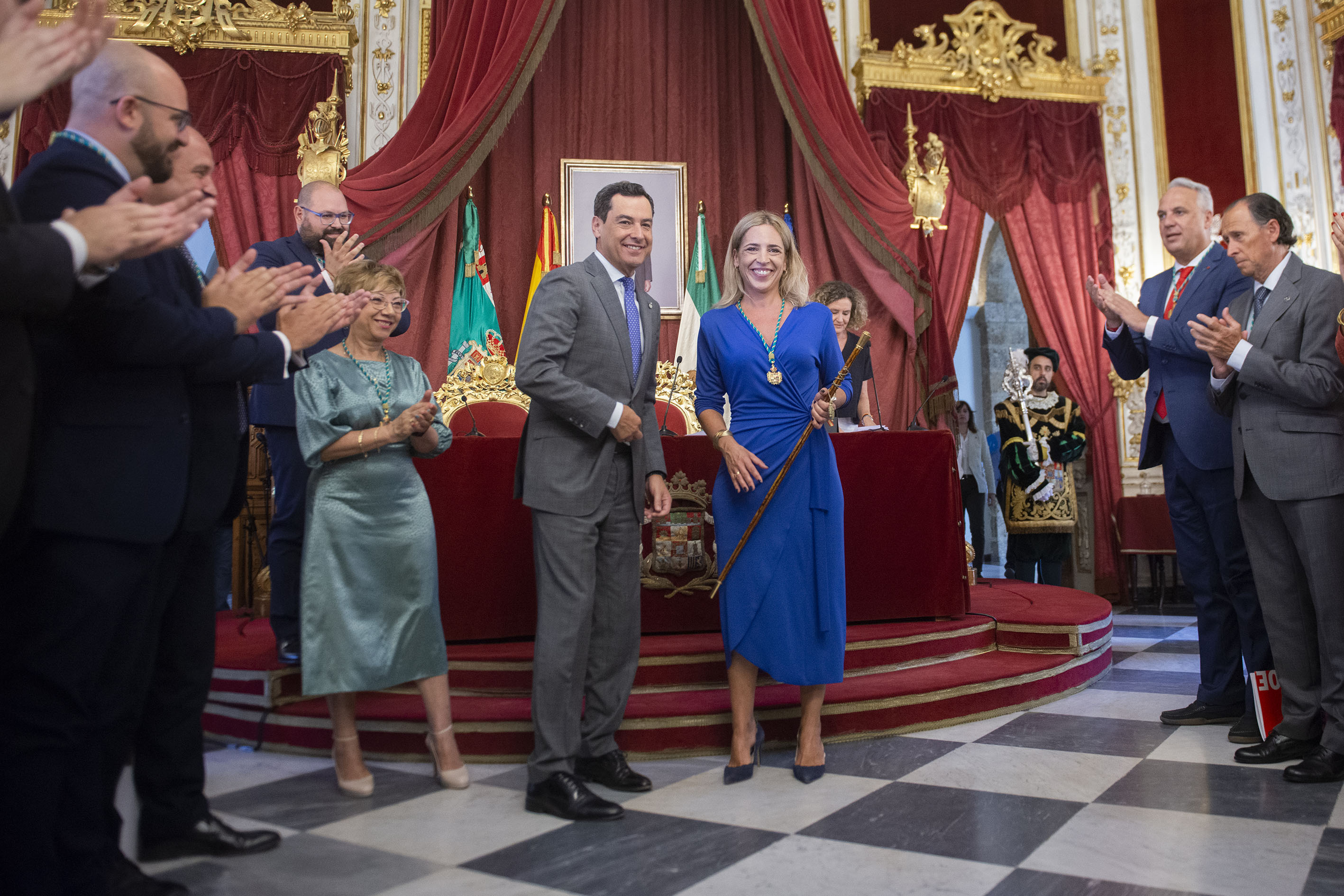 La presidenta, Almudena Martínez, y el presidente de la Junta de Andalucía, Juanma Moreno