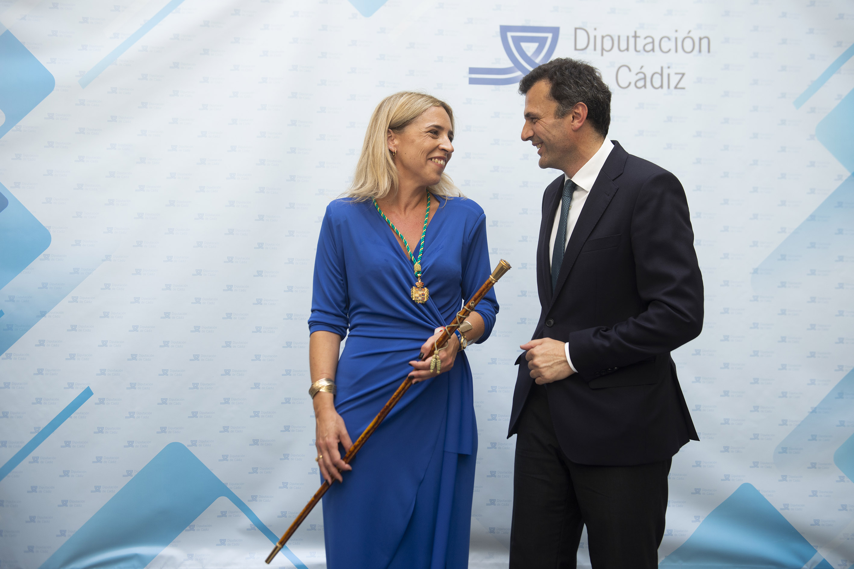 La presidenta de la Diputación, Almudena Martínez, con el alcalde de Cádiz, Bruno García
