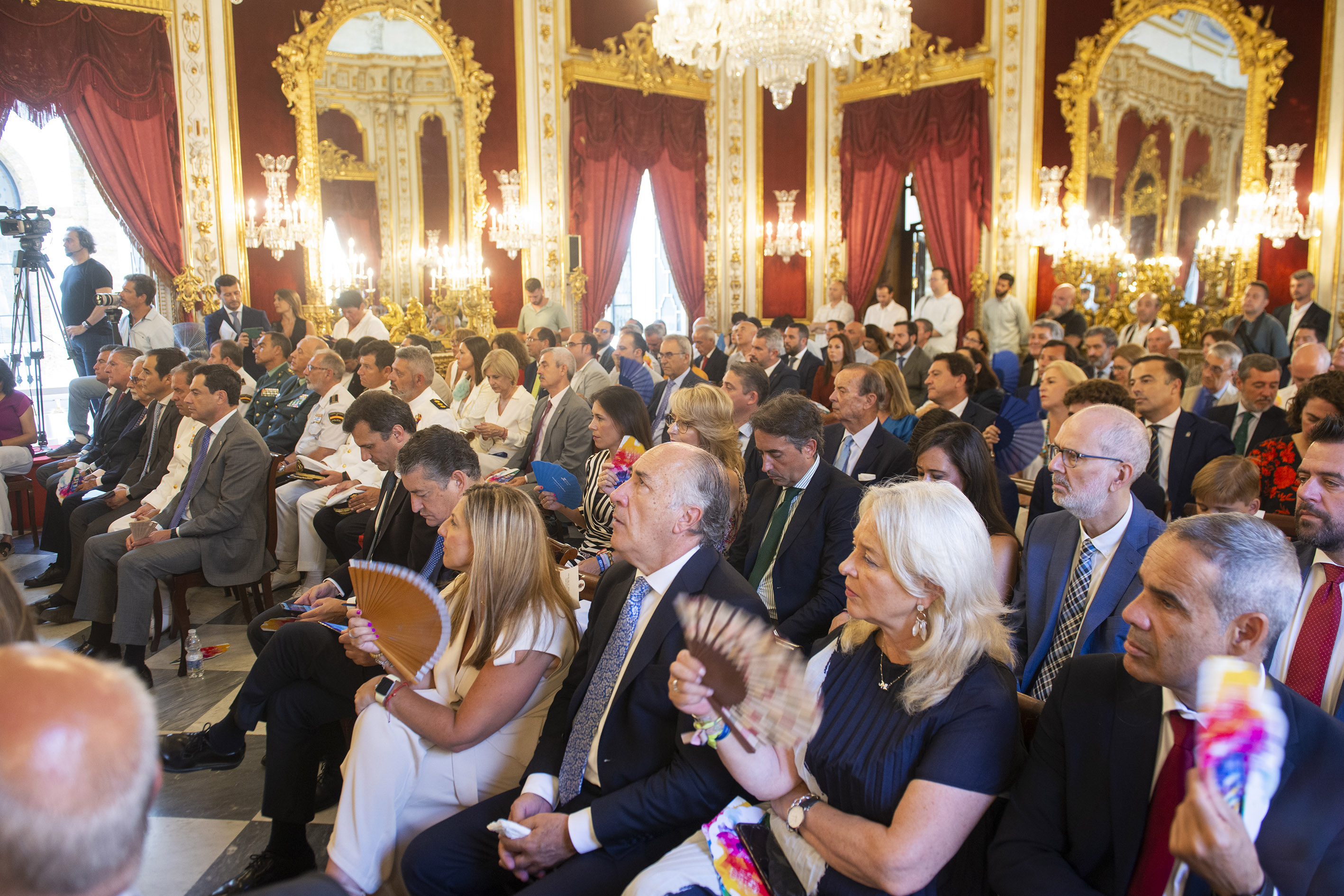 Público en el Salón Regio durante el Pleno de Constitución