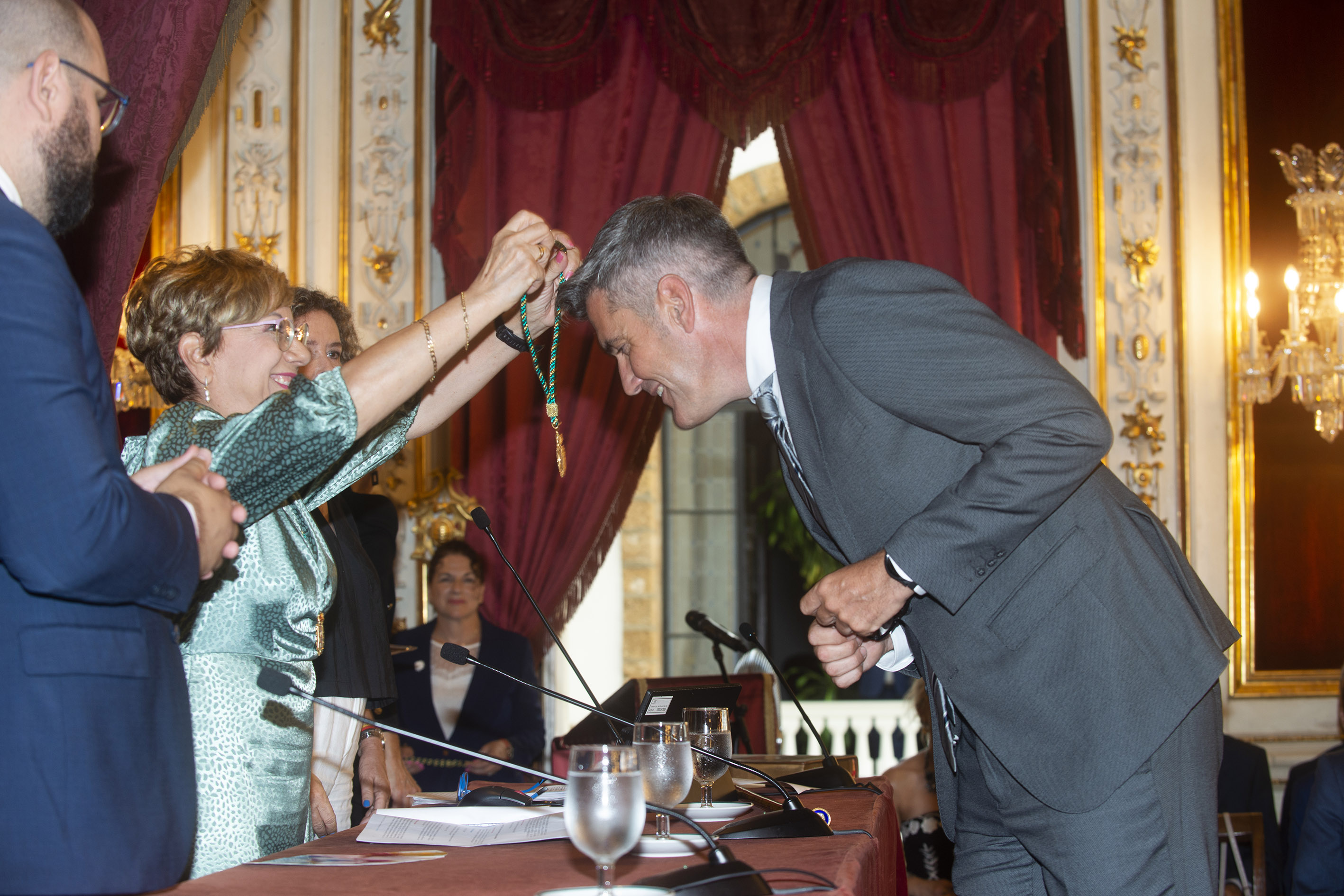 Sebastián Hidalgo recibe la medalla corporativa