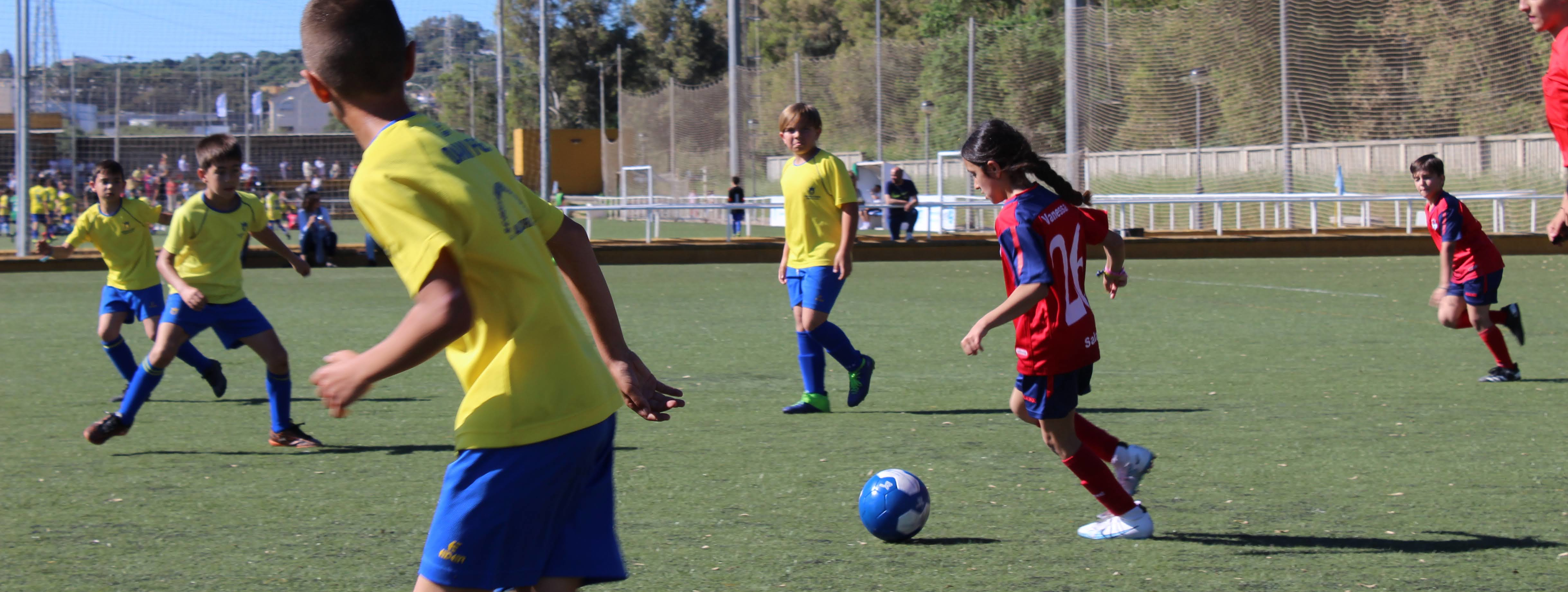 Clausura Copa Diputacion_jugadora conduce el balon