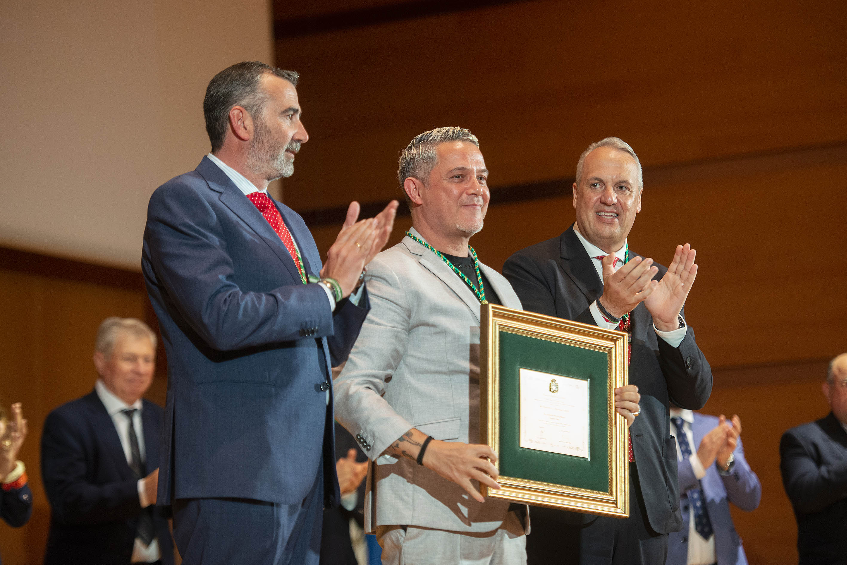 Alejandro Sanz, hijo predilecto de la provincia de la Cádiz, junto a Ruiz Boix y Pizarro