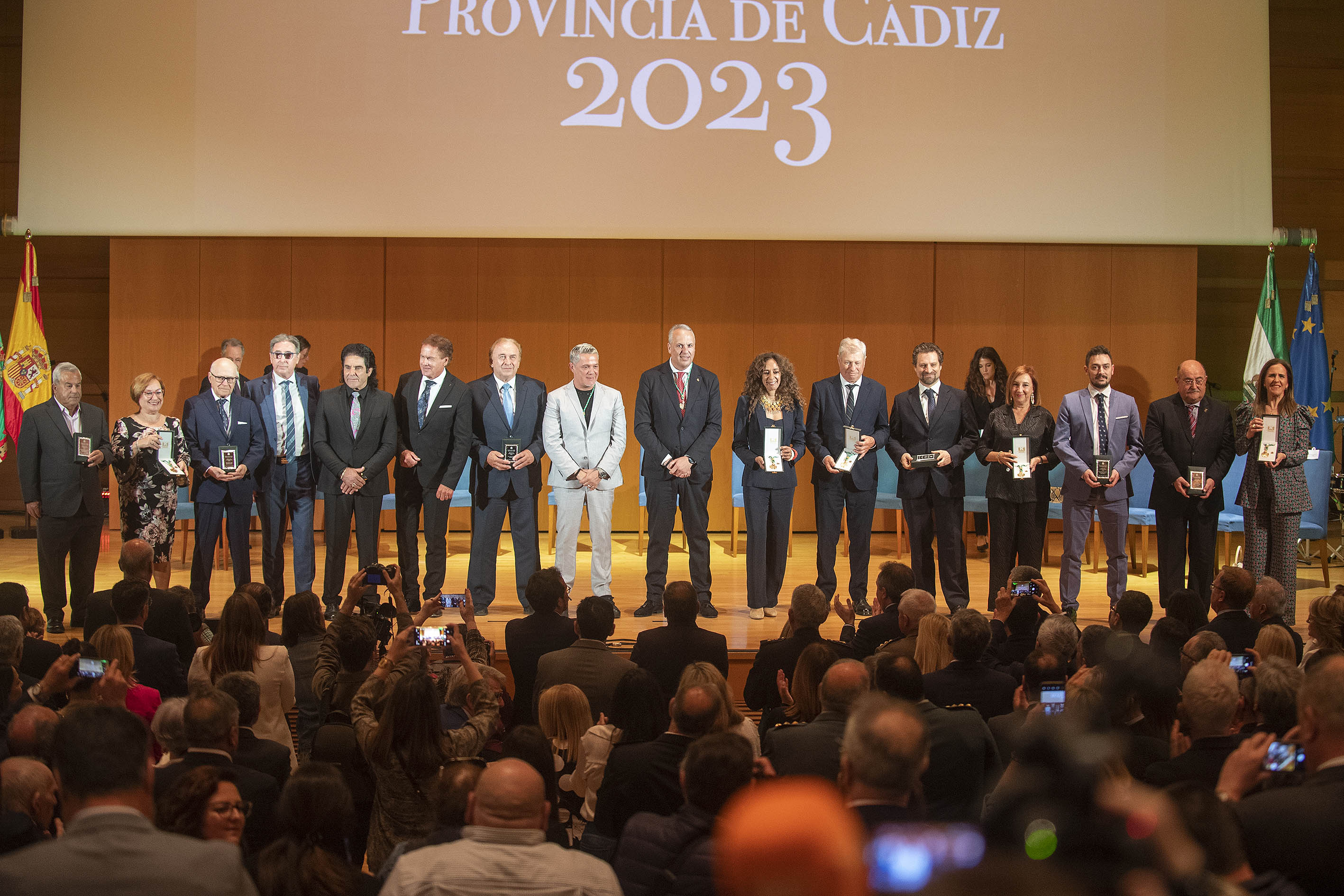 Foto de grupo de personas y colectivos distinguidos en el Día de la Provincia de Cádiz