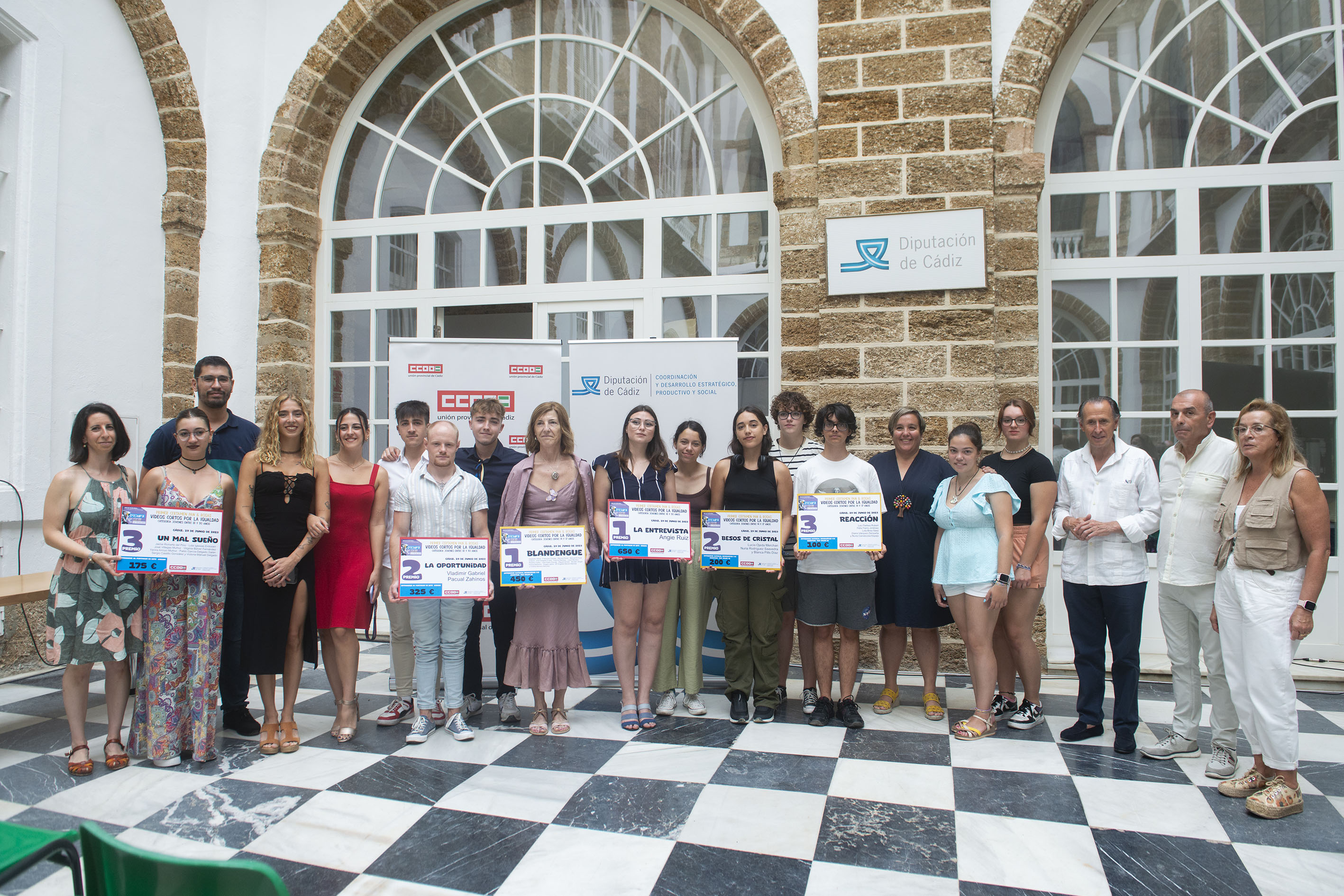 Foto de grupo con los premiados en el concurso Pan y Rosas