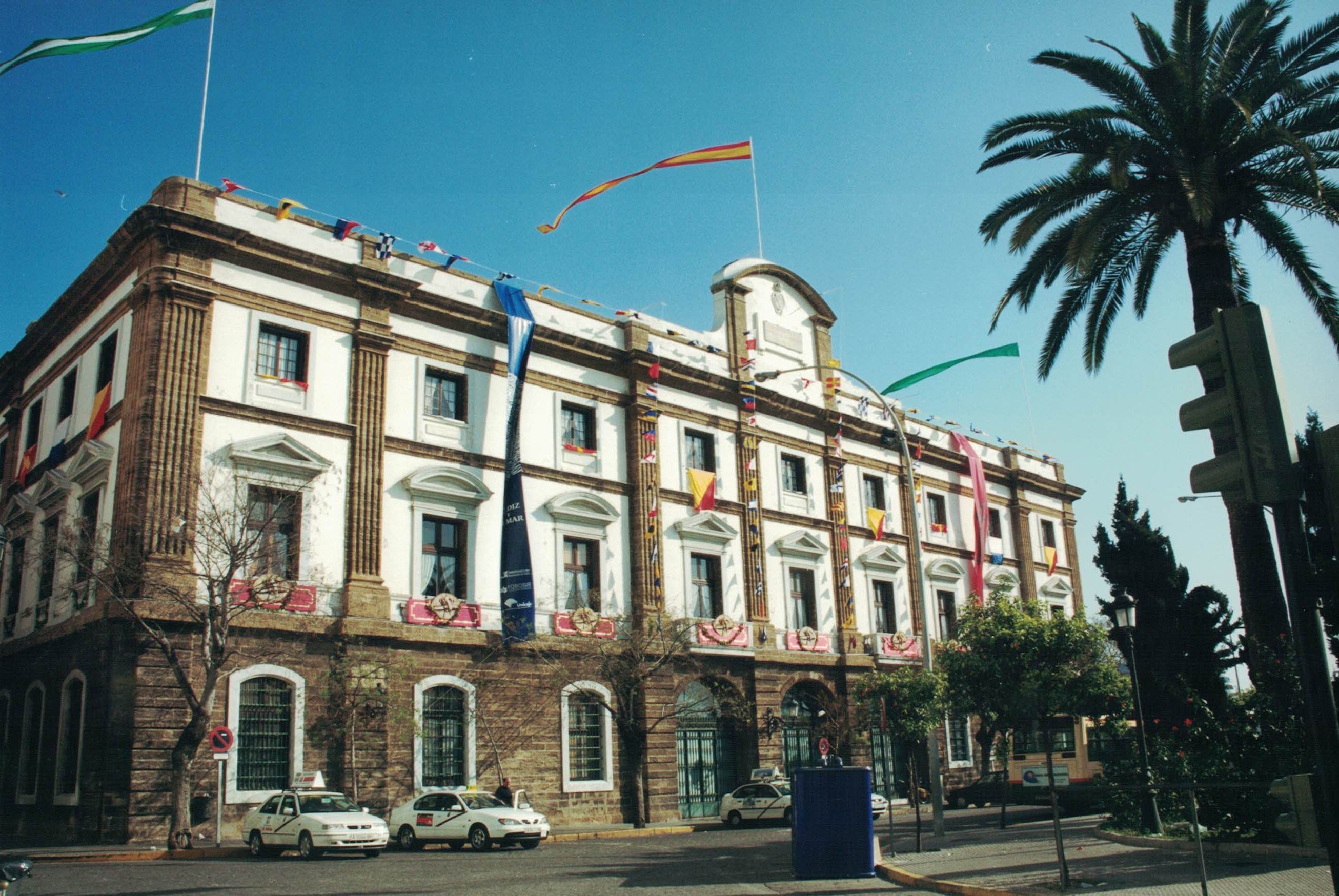 2000_Fachada de Diputacion engalanada para la exposicion Cadiz y el mar que abrio el dia de la provincia