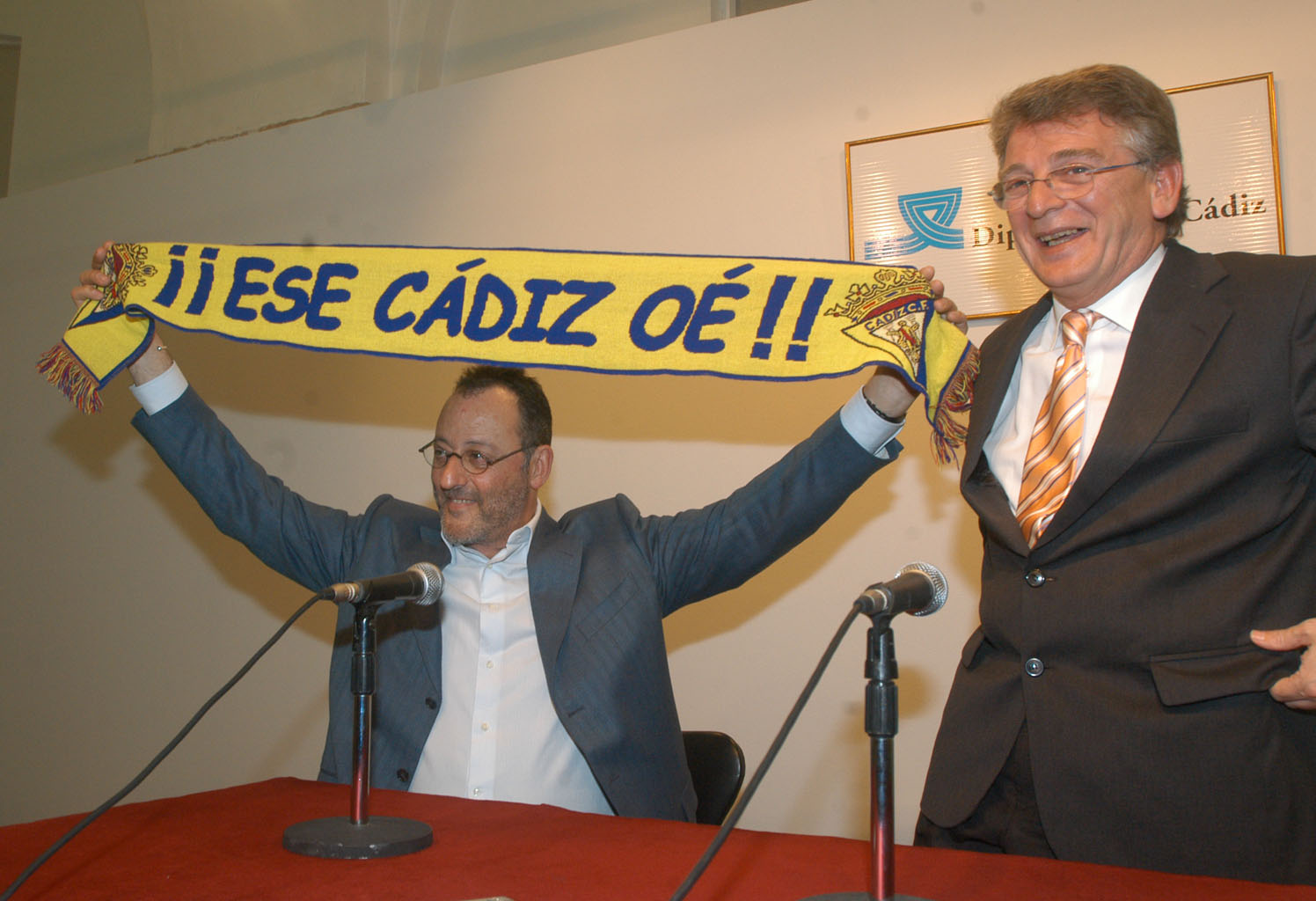 2006 Jean Reno con la bufanda del Cadiz