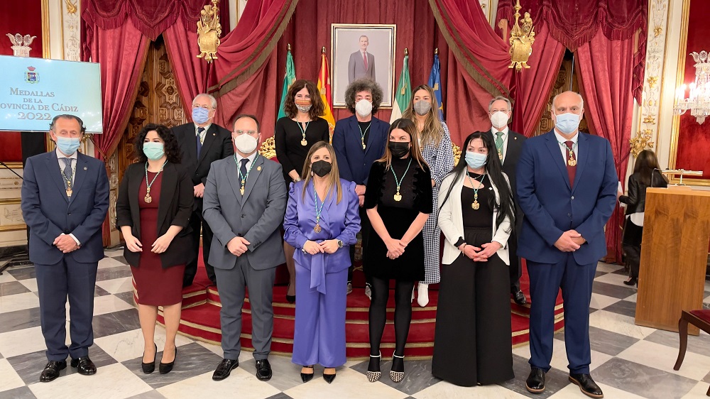 Foto grupo de personas galardonadas, junto a la presidenta Irene García y los vicepresidentes José María Román y Javier Vidal