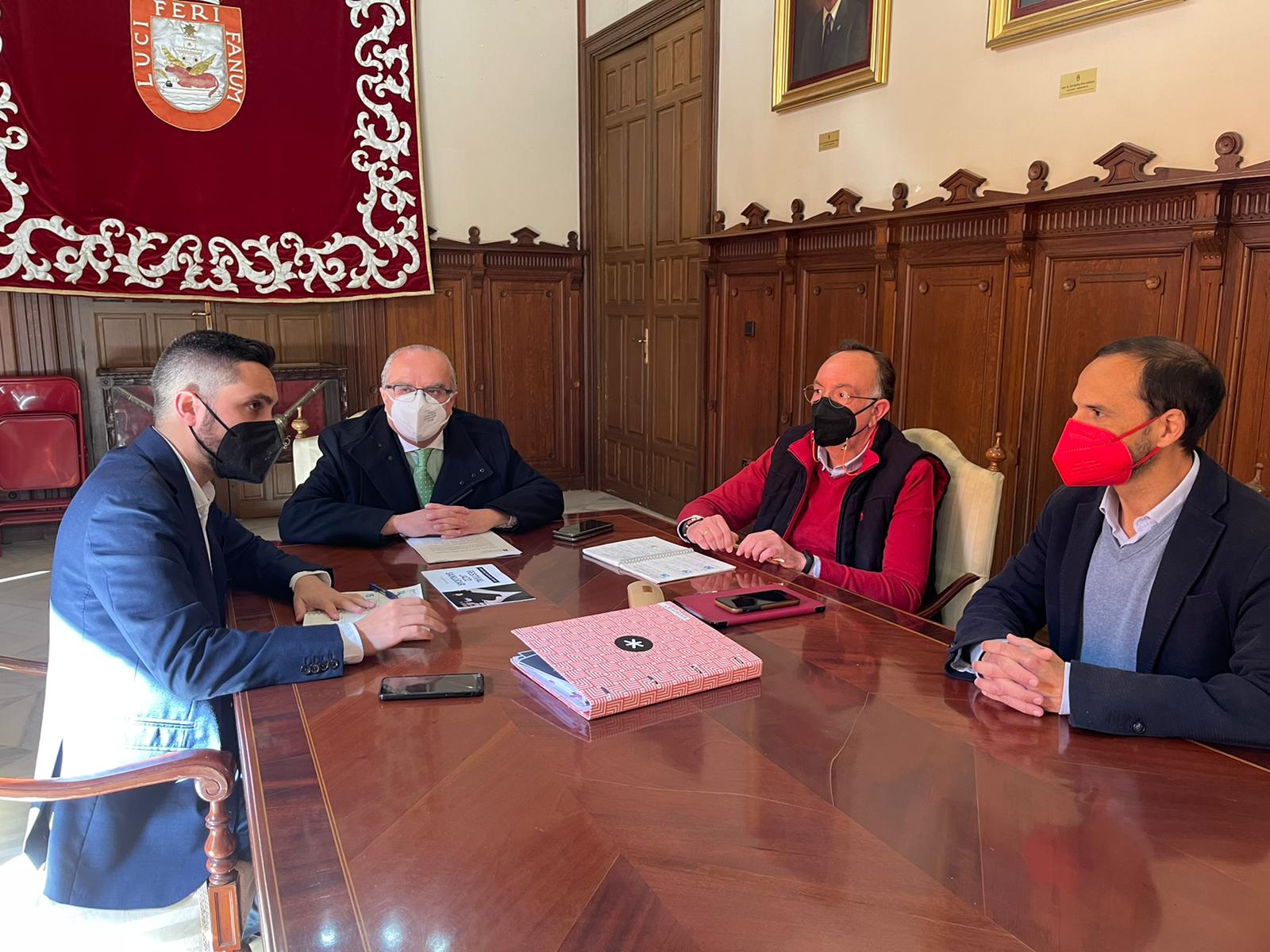 Antonio González Mellado, con el alcalde de Sanlúcar y los responsables de Cultura de la localidad
