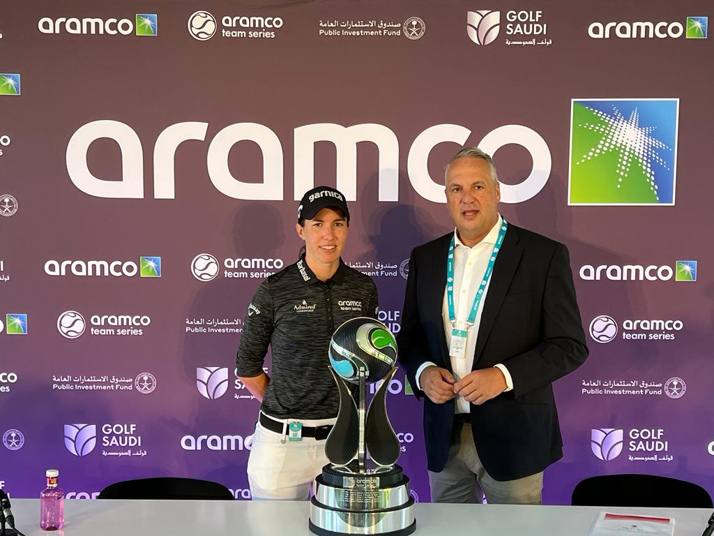 Juan Carlos Ruiz Boix con la golfista Carlota Ciganda durante la presentación del Aramda Team Series