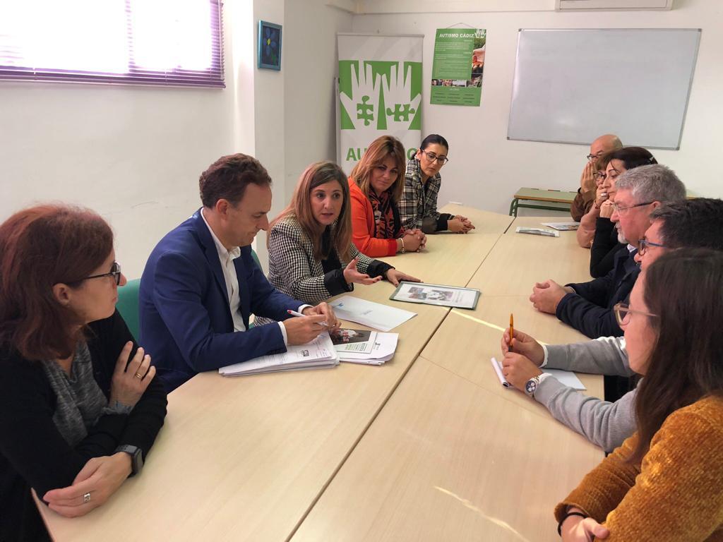 Irene García y David de la Encina en reunión con Autismo Cádiz Foto de archivo