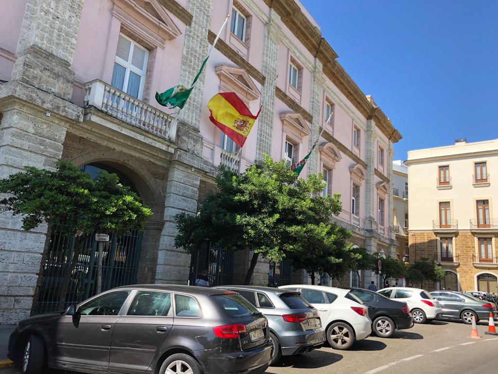 banderas a media asta en el Palacio Provincia