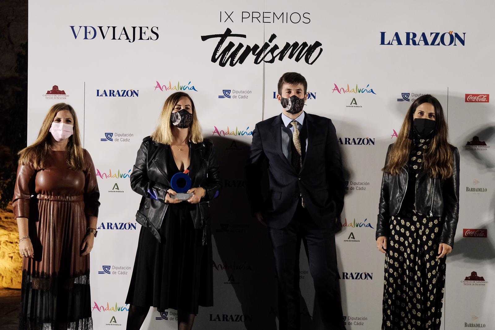 premios de turismo La Razon_Irene Garcia con promotores de Cabaret Festival