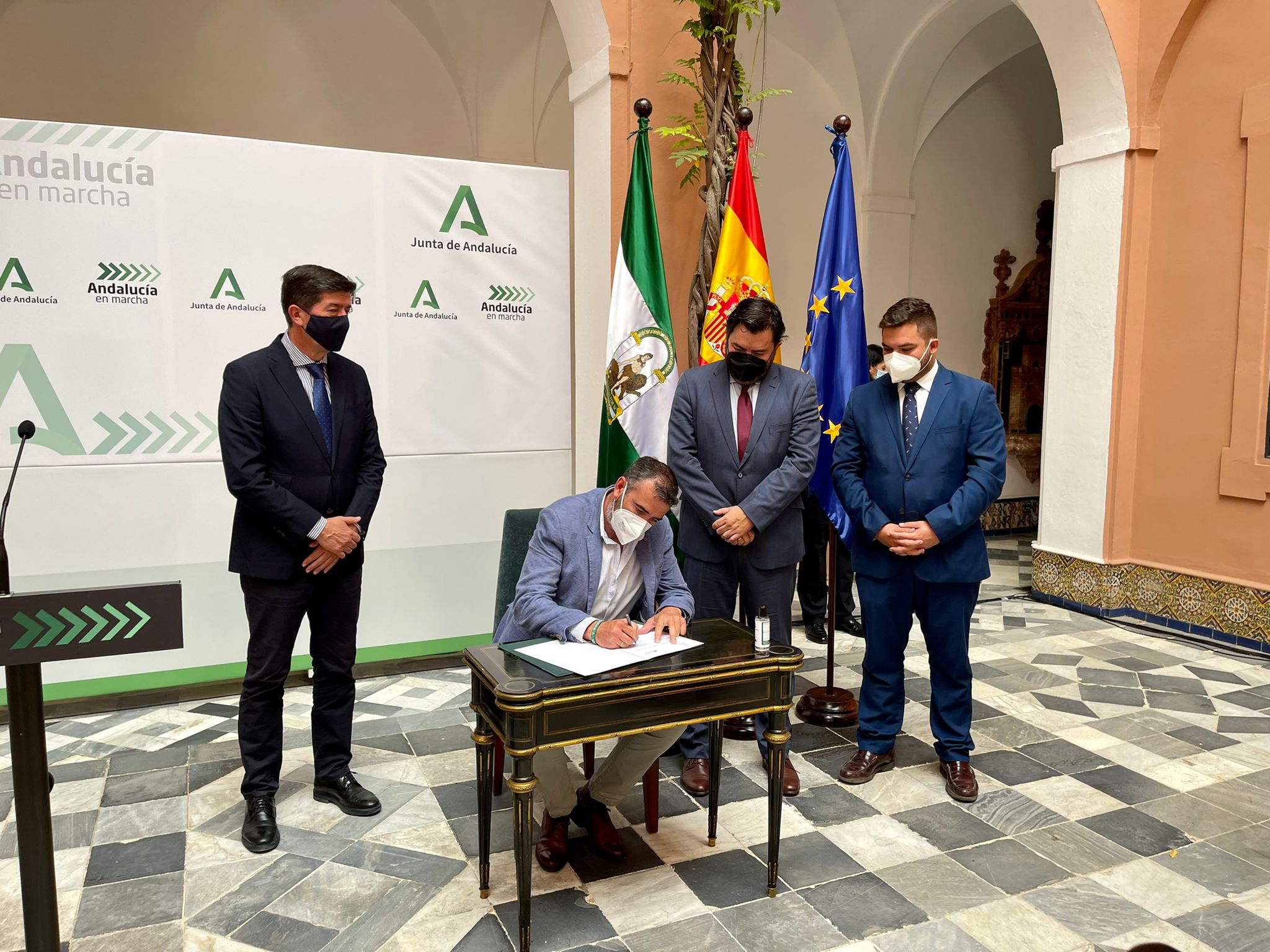 acuerdo PFEA entre Diputaciones y Junta_Pizarro firma el convenio