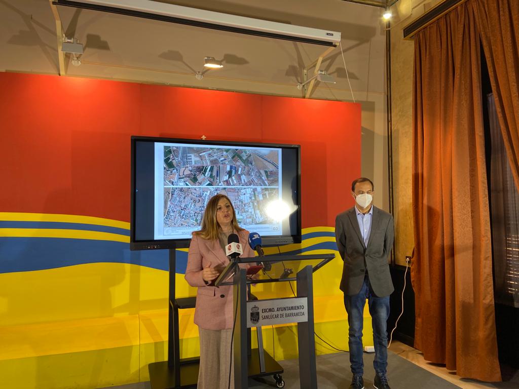 Irene García durante la conferencia de prensa sobre el convenio (2)