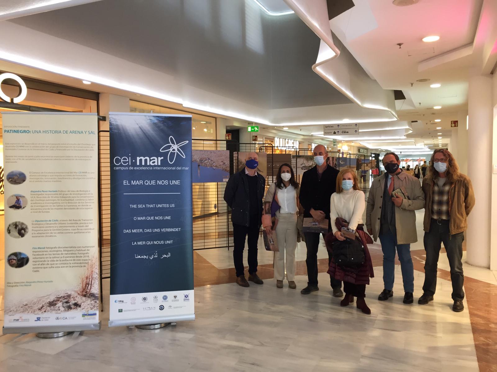 Foto de familia de representantes de las instituciones participantes en la exposición que acoge Bahía Sur