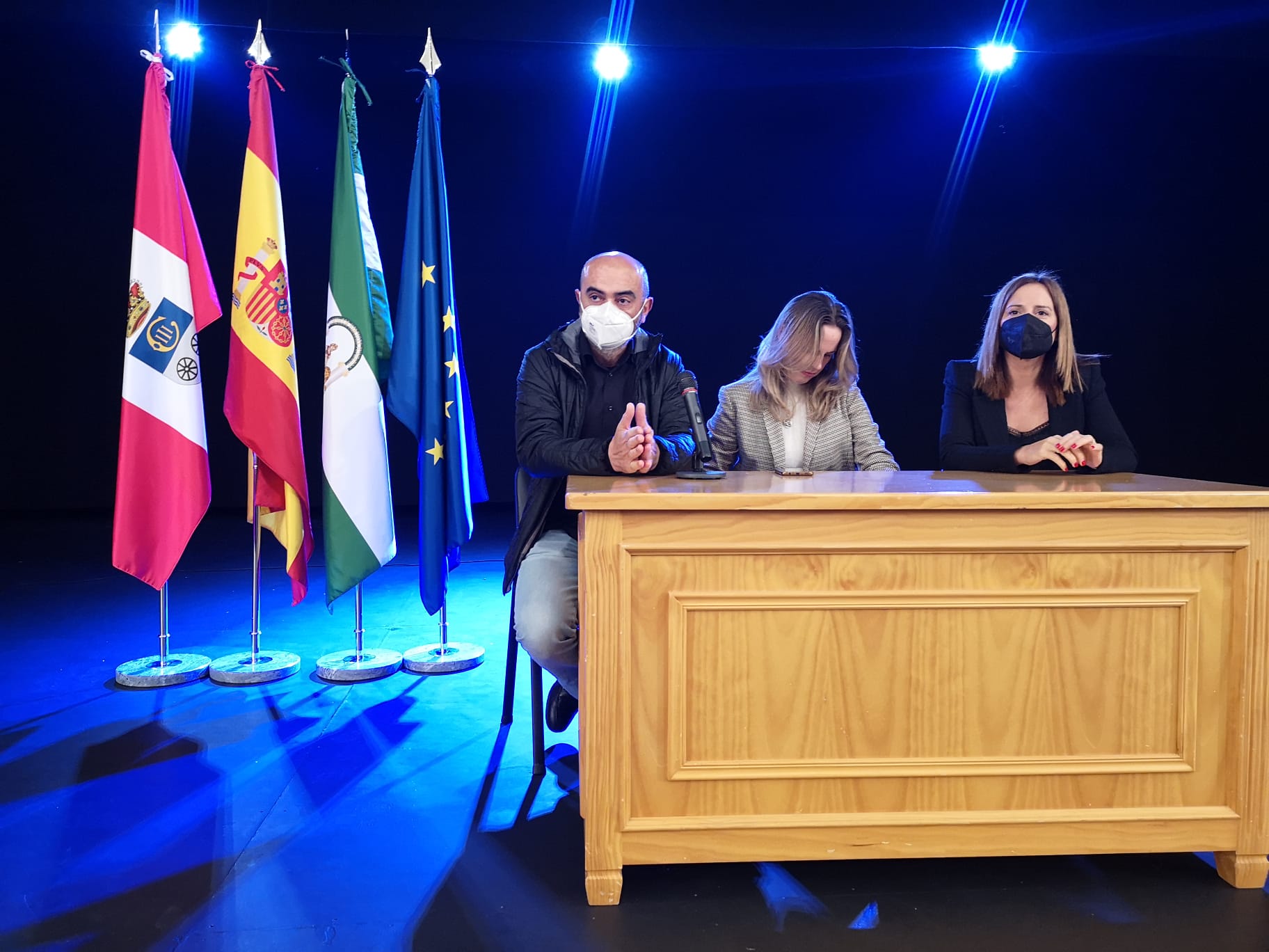 Ana Carrera con la alcaldesa de Prado y el director del instituto organizador Ana Carrera con la alcaldesa de Prado y el director del instituto organizador