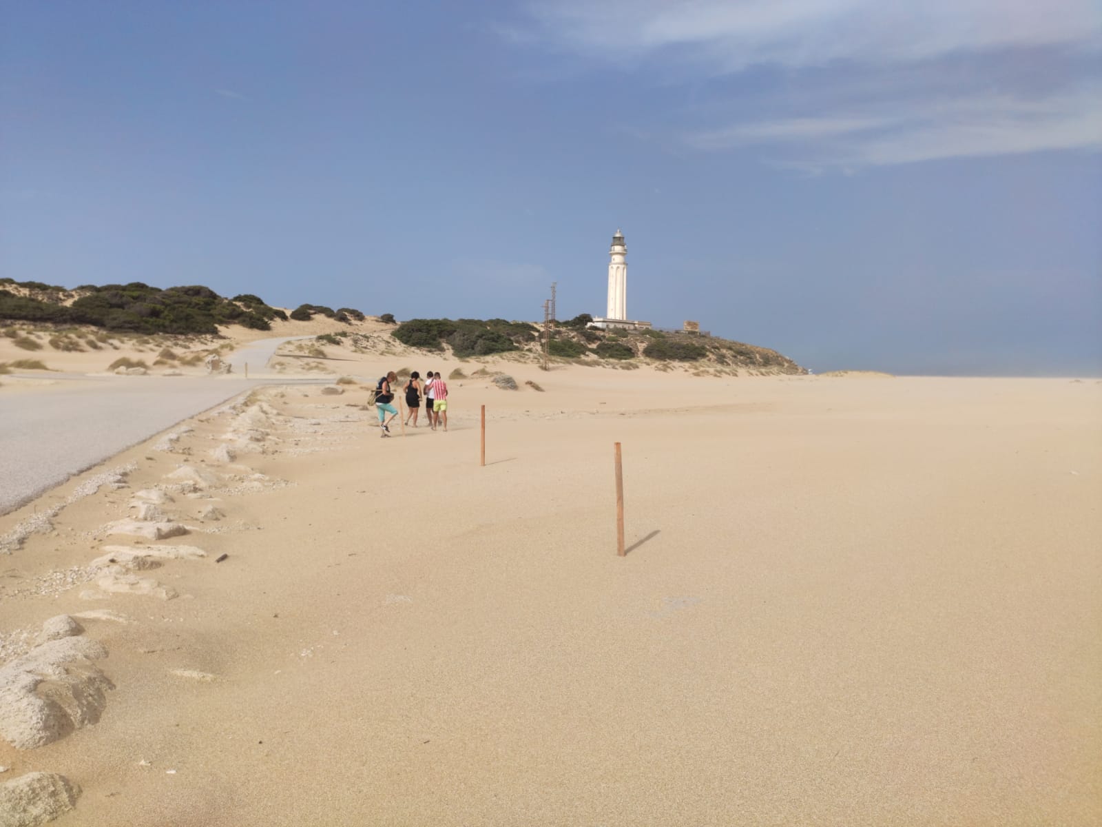 Balizas colocadas en el Tómbolo de Trafalgar por la Agrupación de Voluntarios