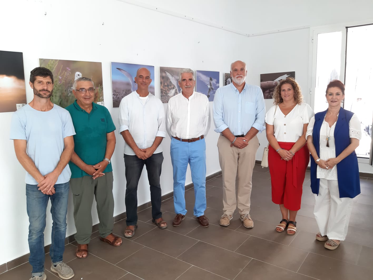 Foto de familia tras la inauguración de la muestra sobre el chorlitejo en Chipiona