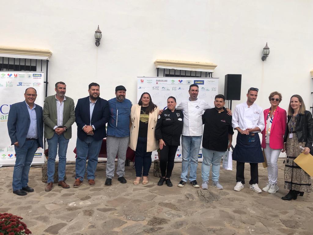 Jurado y autoridades, con los premiados