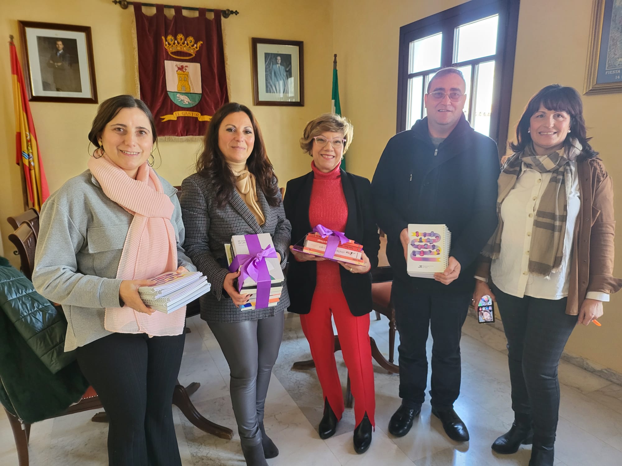 Carmen Collado entrega libros a la alcaldesa de El Gastor 01