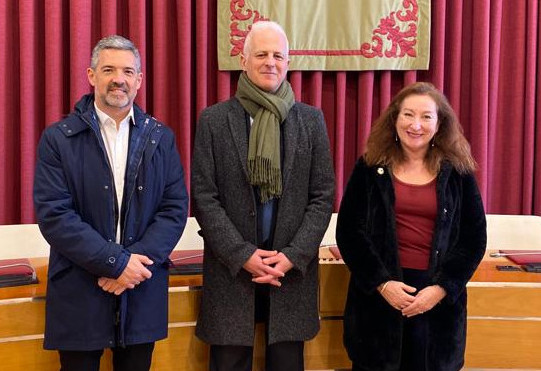 Isabel Gallardo con el alcalde de Rota y el presidente de RECI en el comite
