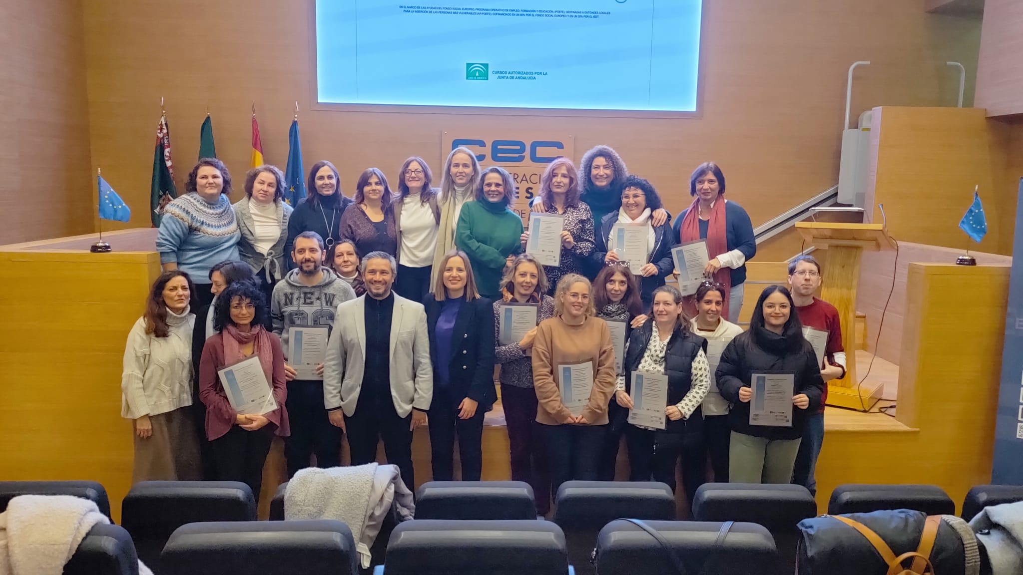 foto de grupo de diplomas Dipuforma