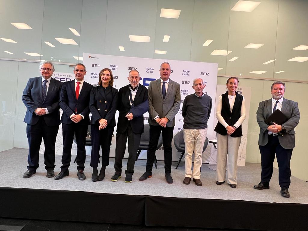 Foto de grupo tras la conferencia de Javier Solana