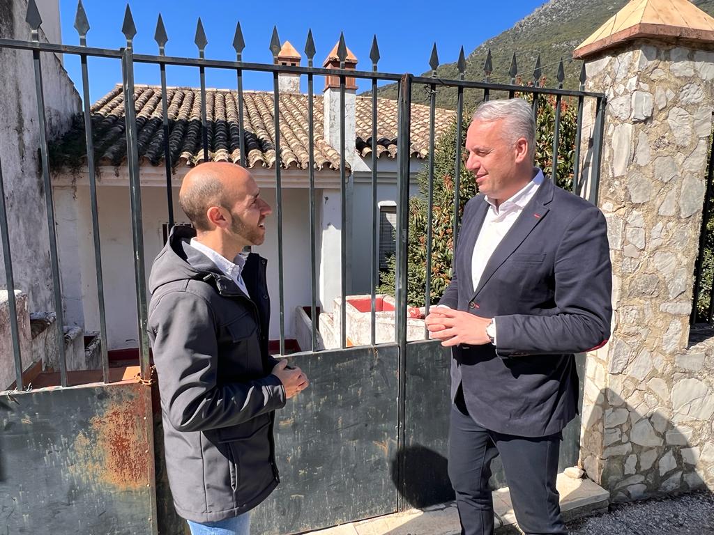 Ruiz Boix con el alcalde de Grazalema
