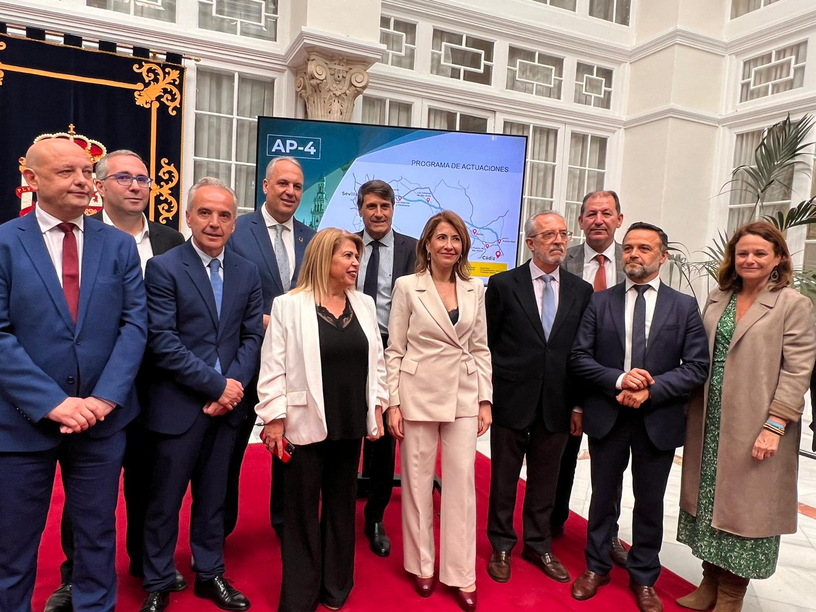 Ruiz Boix con la ministra Raquel Sanchez y representantes institucionales