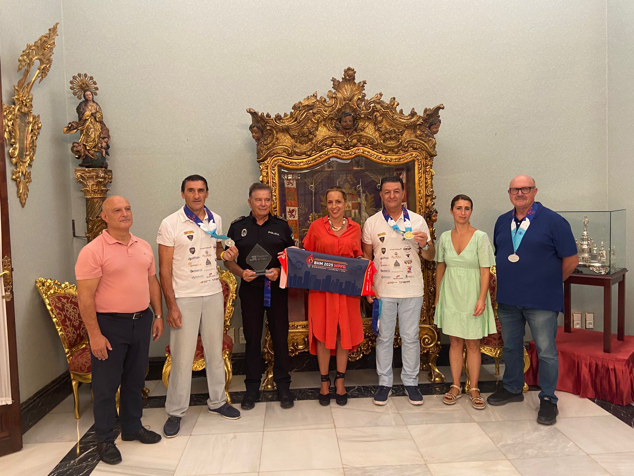 Almudena Martínez con miembros de Sherrypol