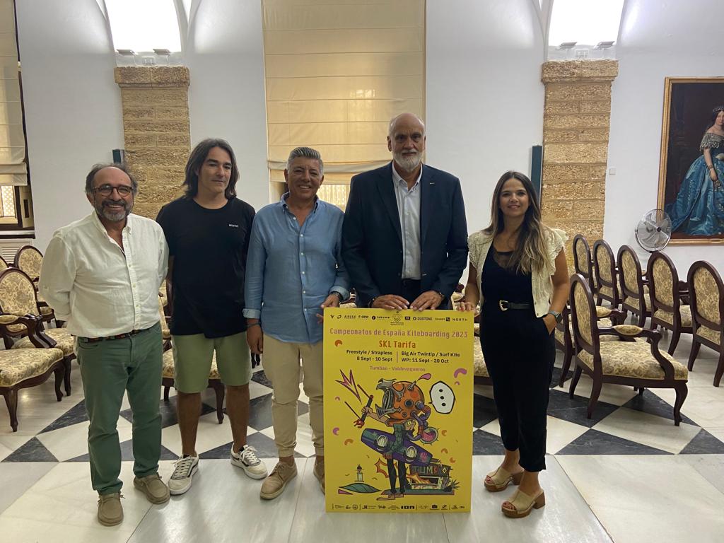 Autoridades y organizadores con el cartel del evento