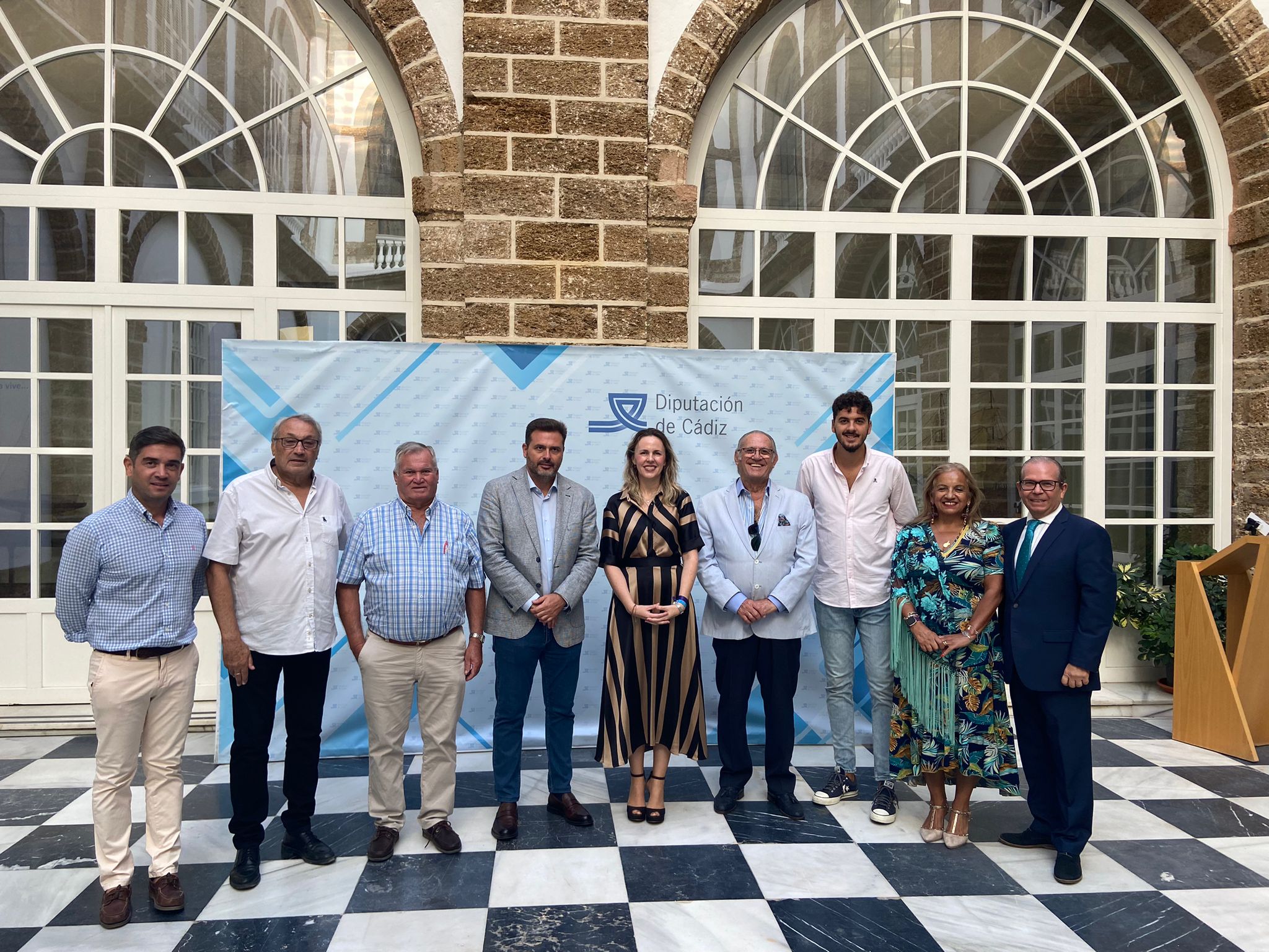 Foto de familia con los representantes de la Federación de Peñas