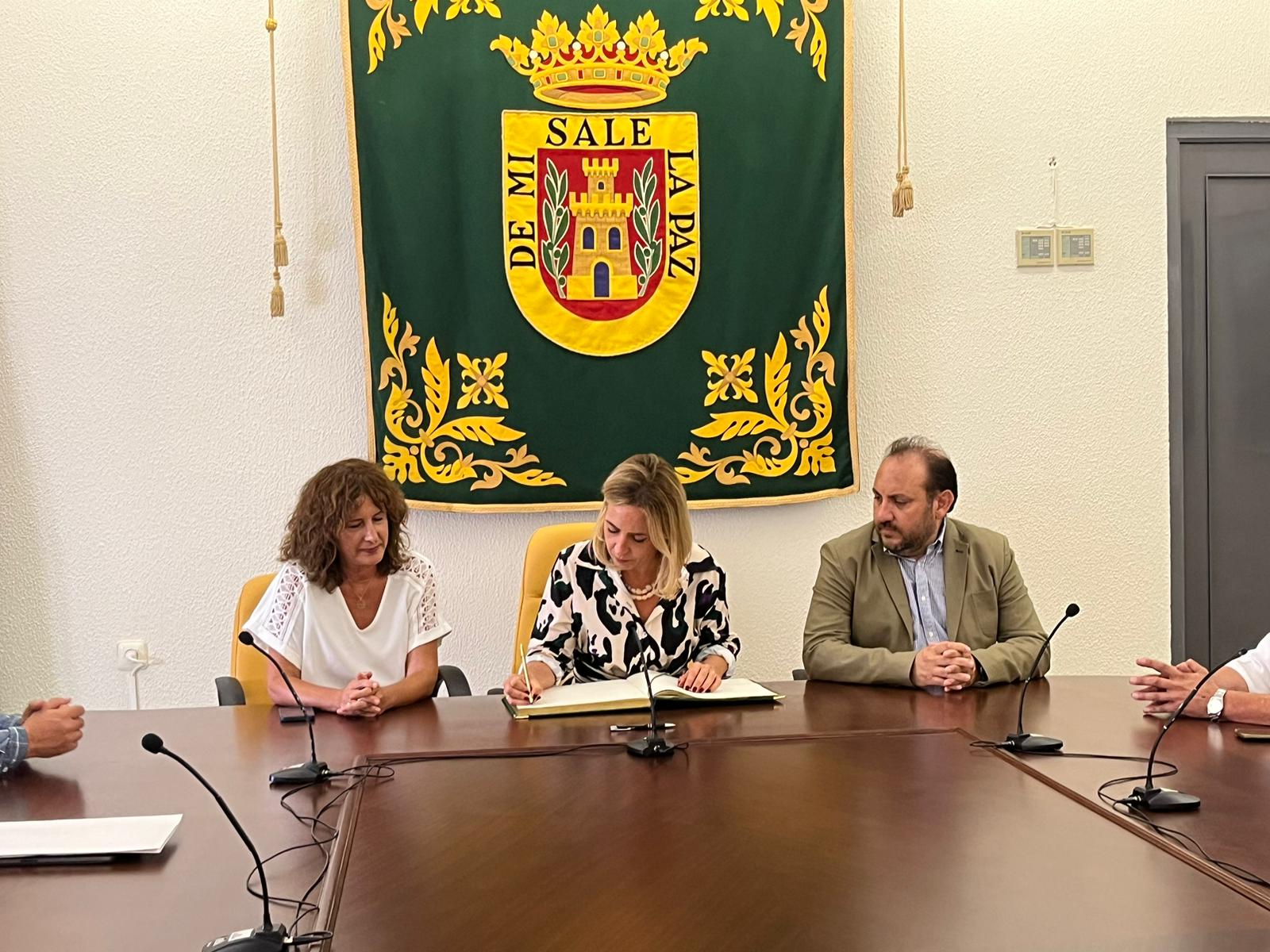 Martínez firma en el libro de honor del Ayuntamiento de Olvera