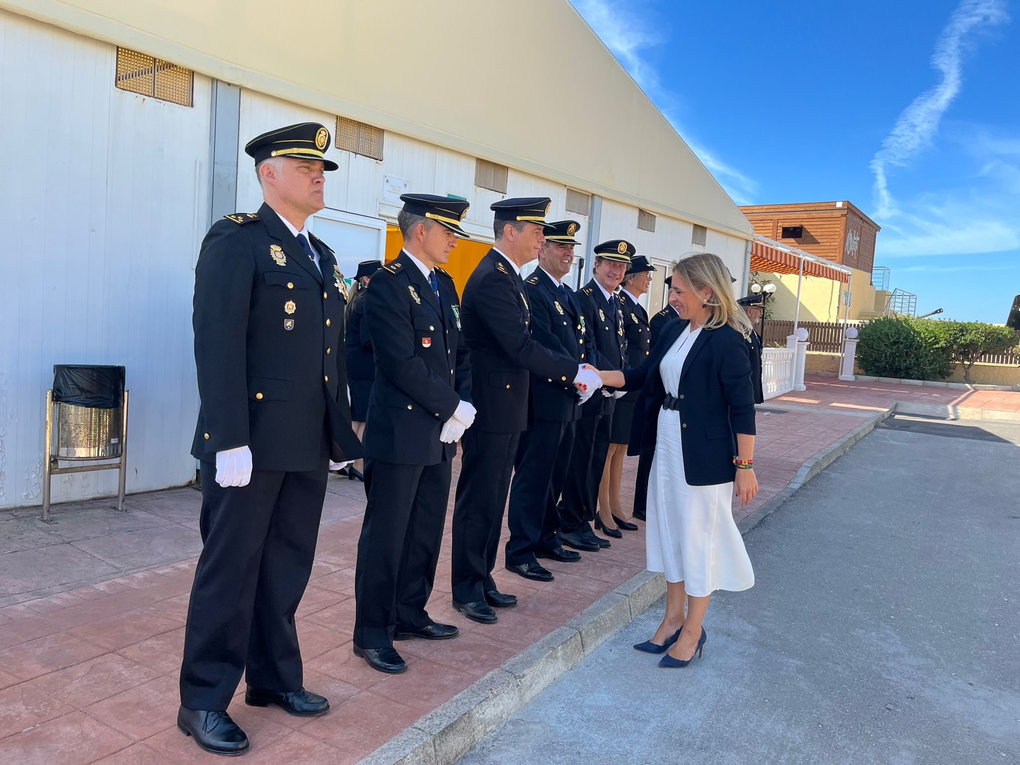 Almudena Martinez saluda a agentes en el Dia de la Policia