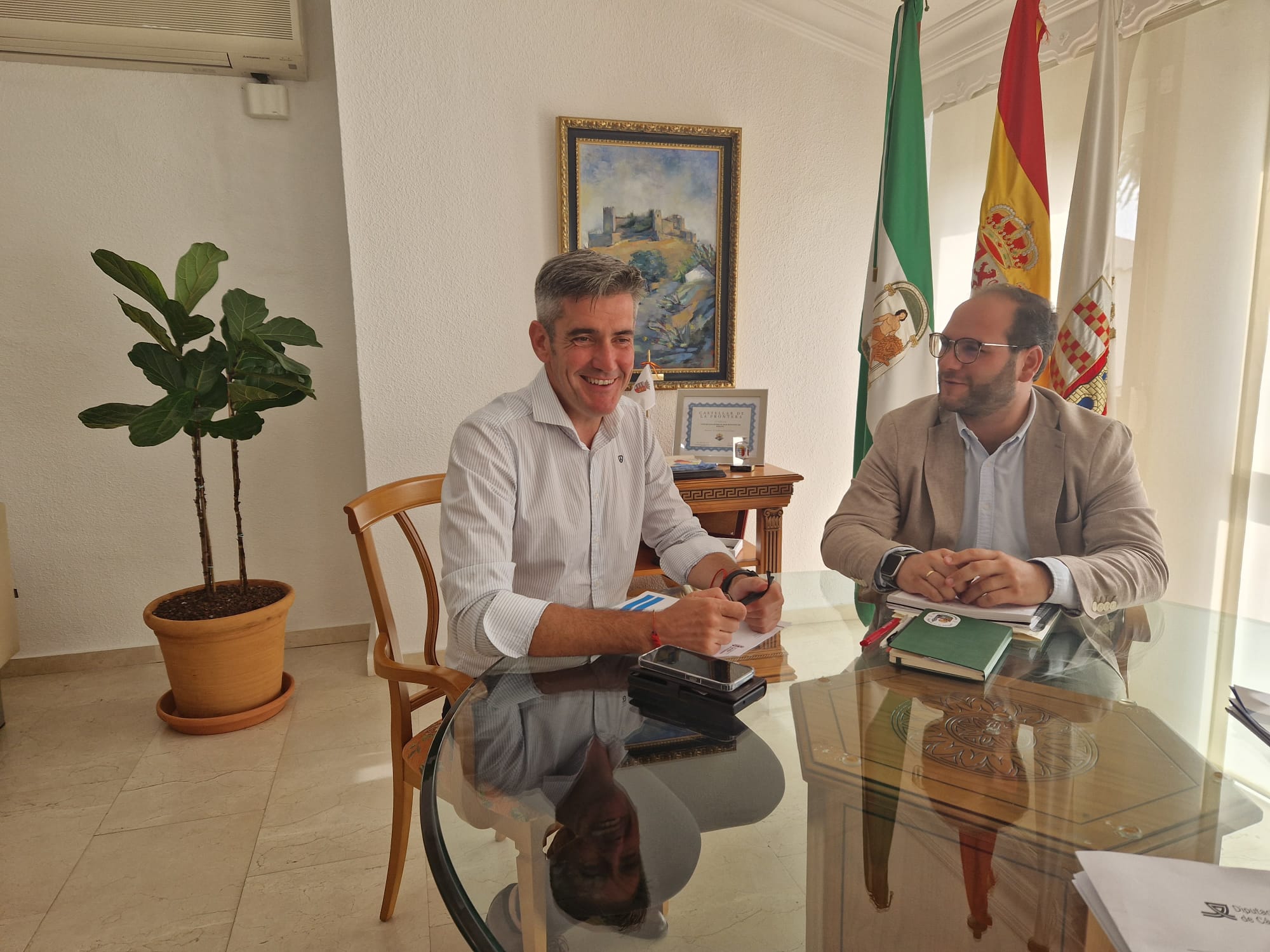 Sebastian Hidalgo con Adrian Vaca en el Ayuntamiento de Castellar