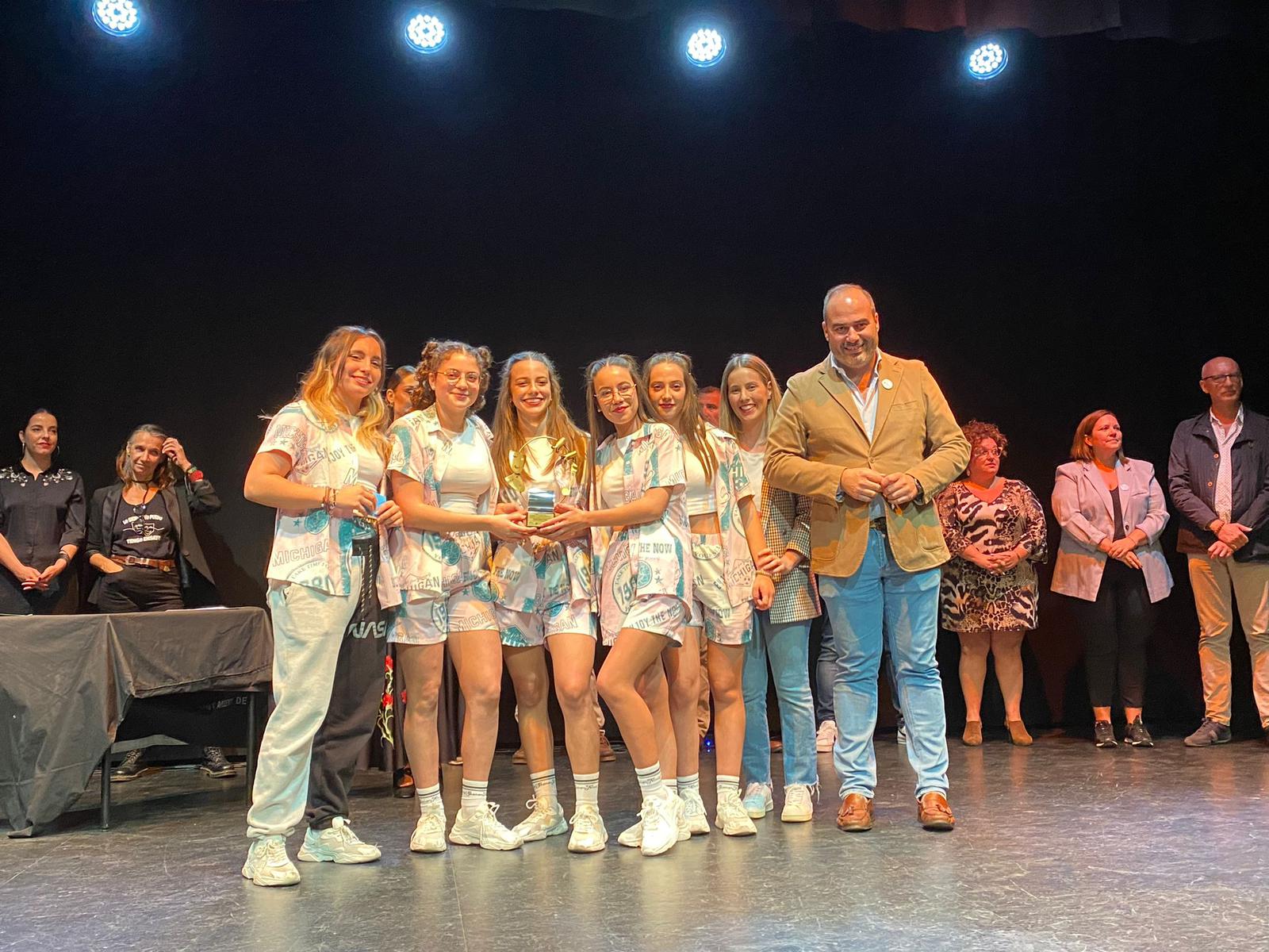 Antonio Aragón entrega uno de los premios