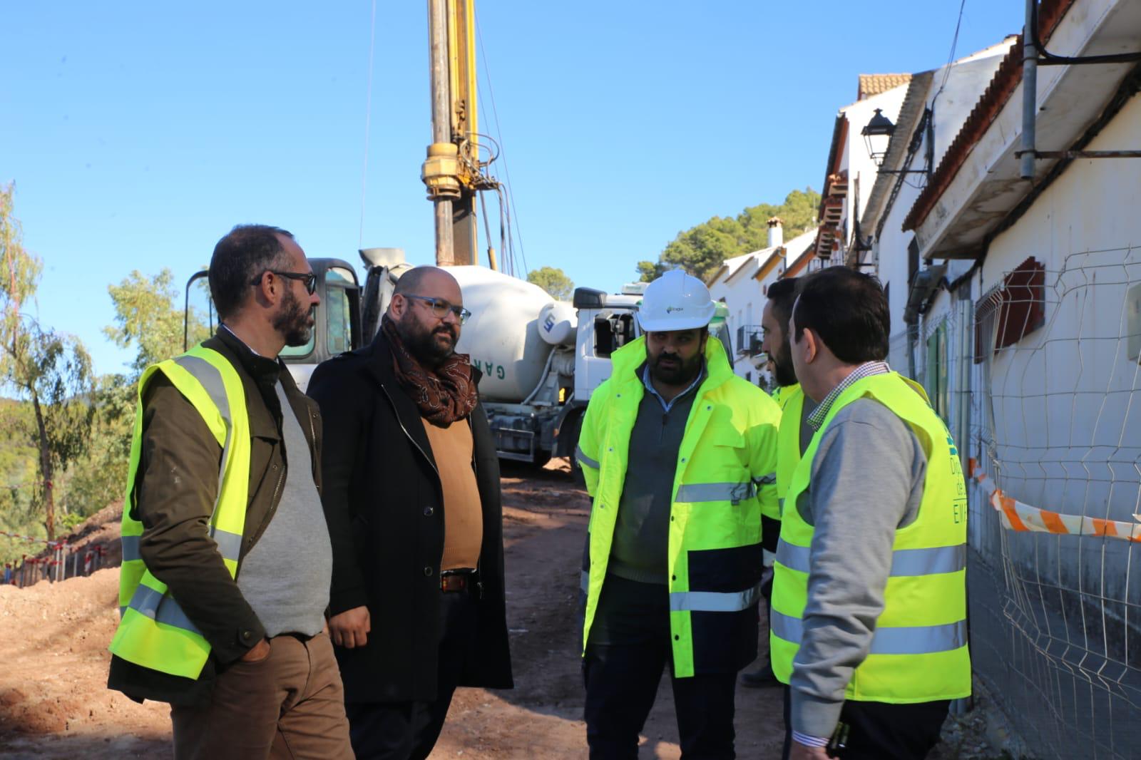 El diputado Javier Bello en las obras de la calle Sevilla en El Bosque