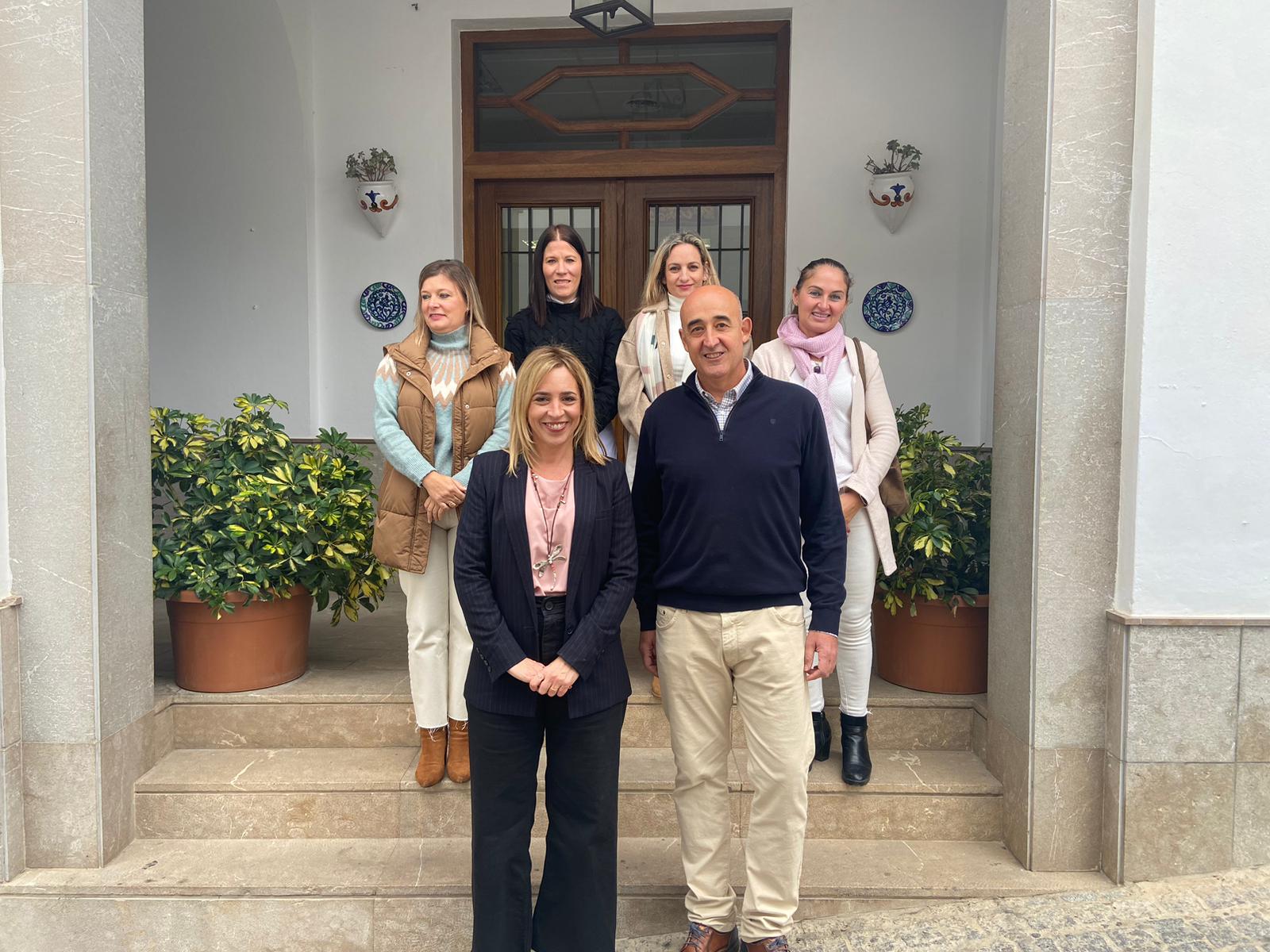 Foto de grupo de la visita a Setenil