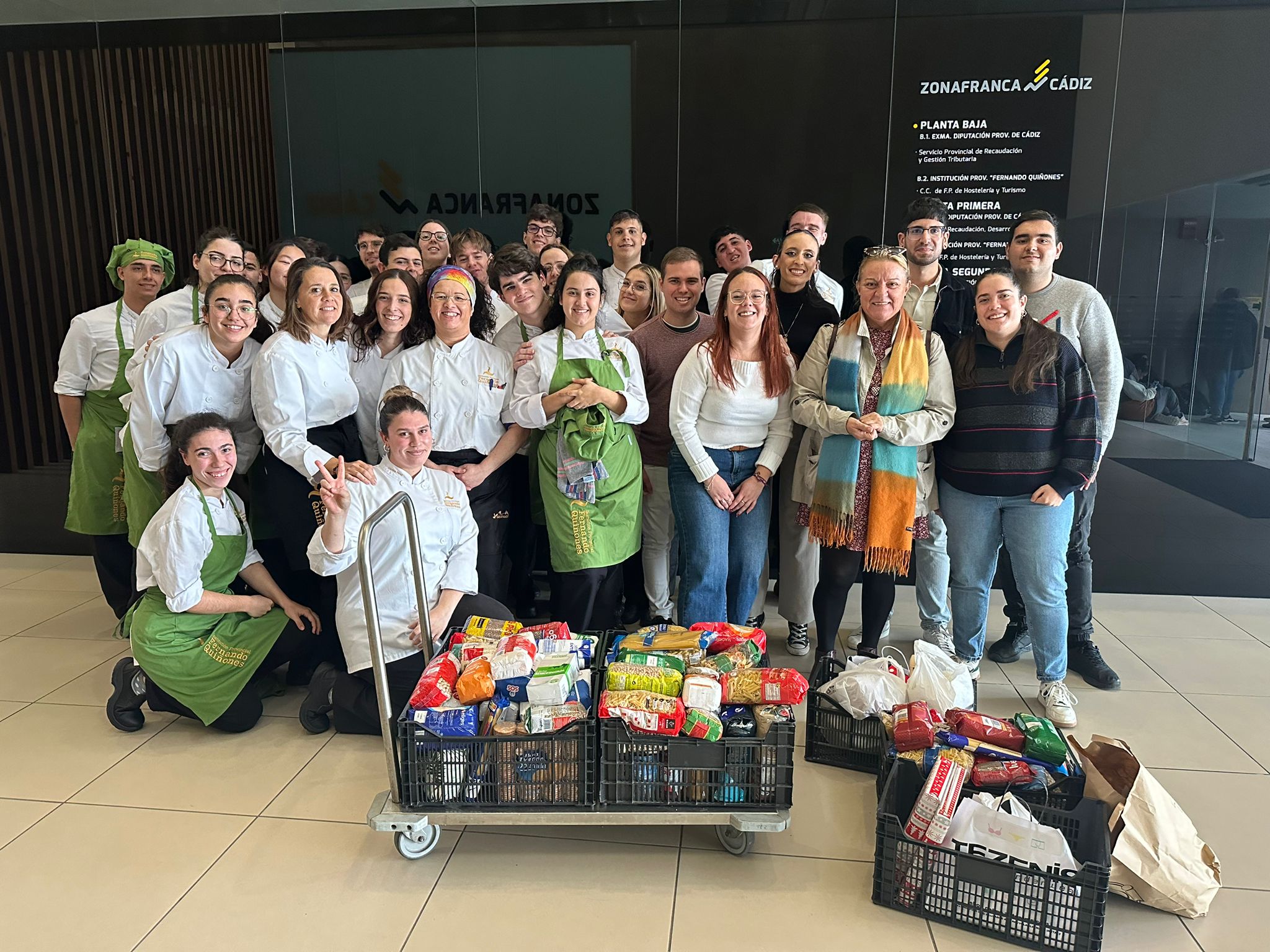 alumnado de la escuela en el desayuno solidario