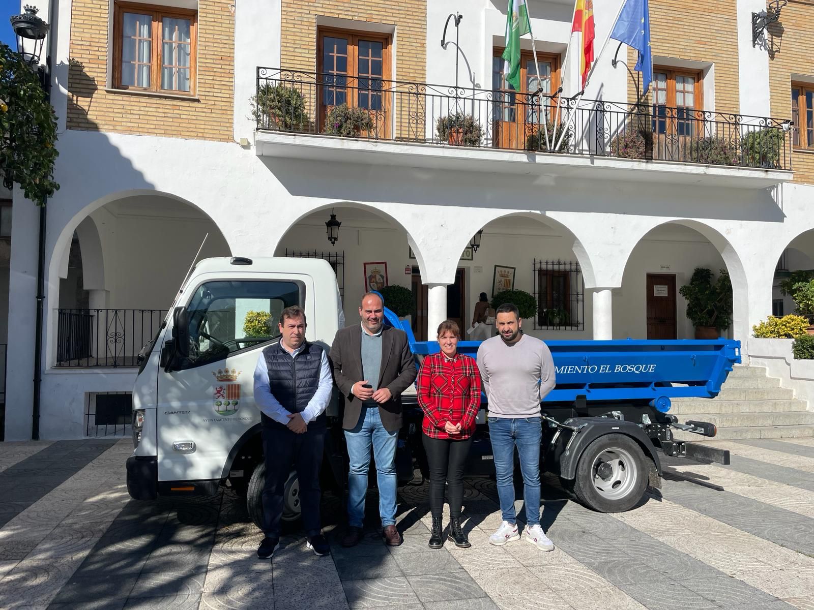 Antonio Aragon con el alcalde de El Bosque ante el nuevo vehiculo