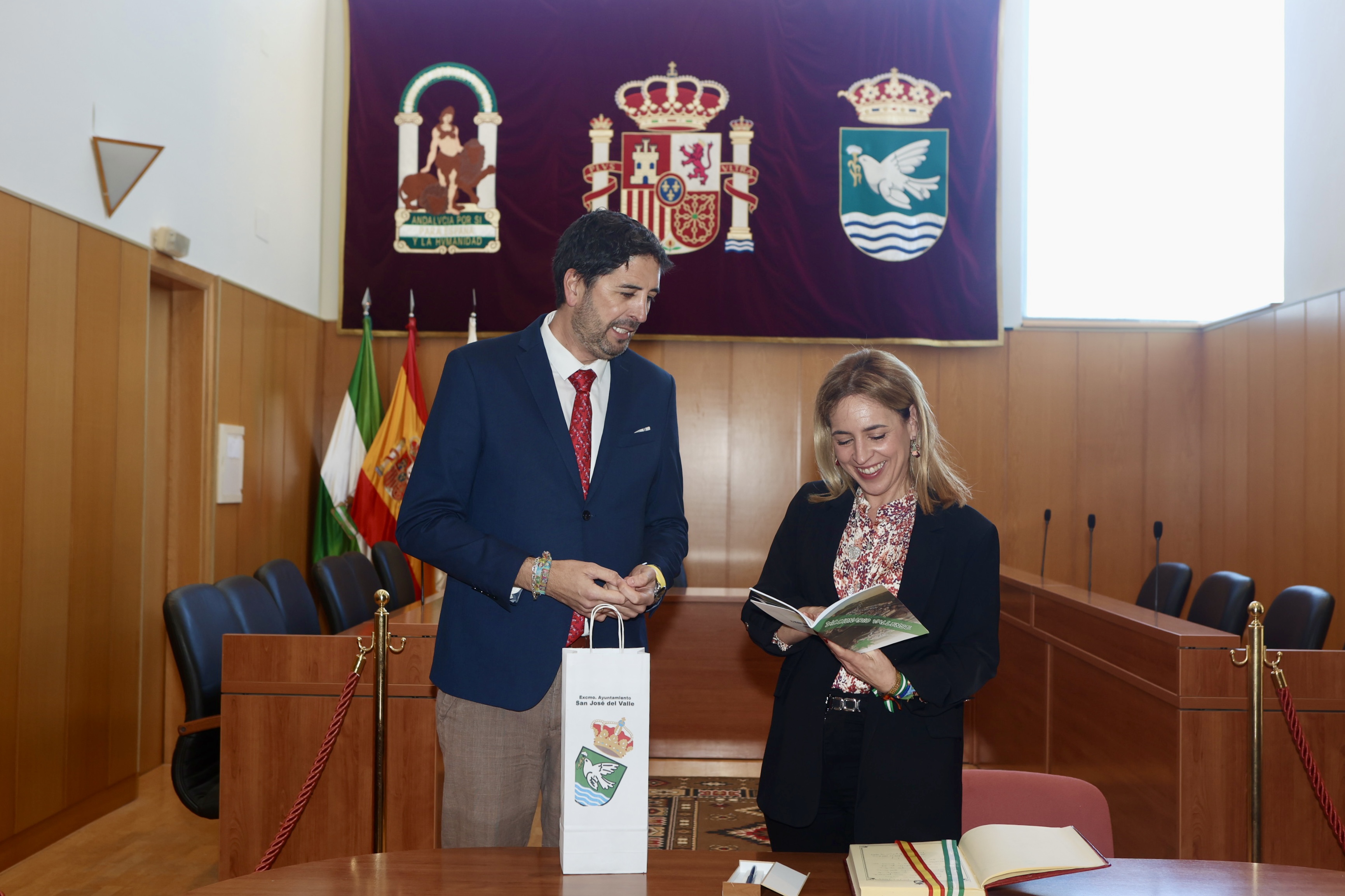Antonio González Carretero y Almudena Martínez, en el intercambio de presentes