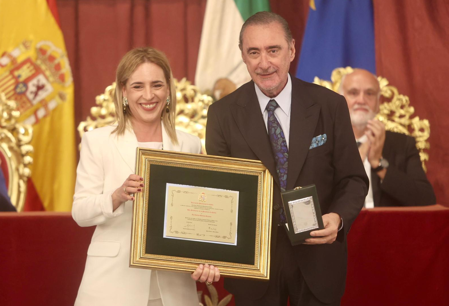 Almudena Martínez entrega el tíotulo de Hijo Predilecto a Carlos Herrera