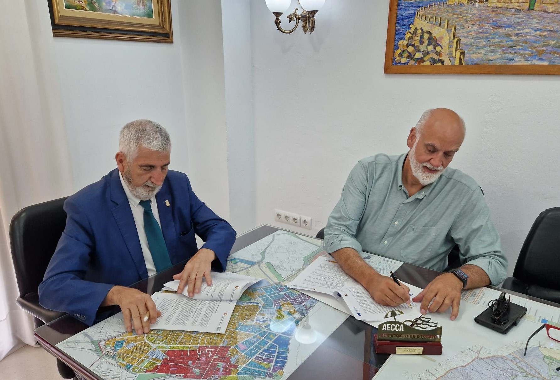 Aparcero y Vidal, en la firma del convenio para la OTC en Chipiona (1)