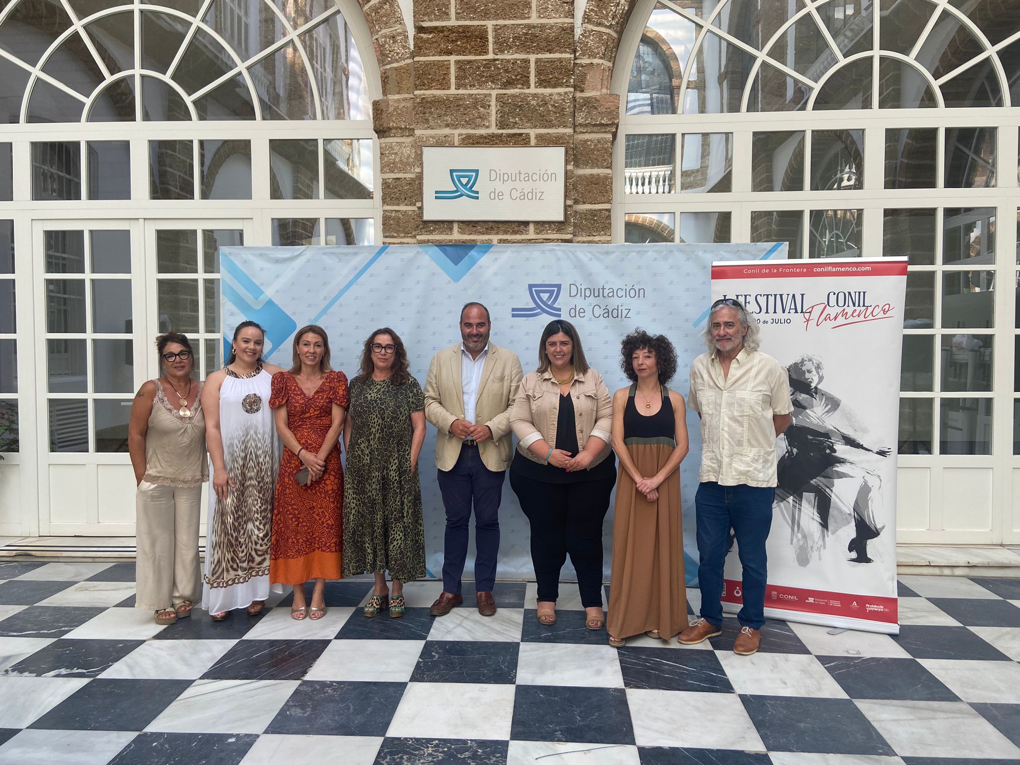 Foto de grupo de la presentación del Festival Conil Flamenco