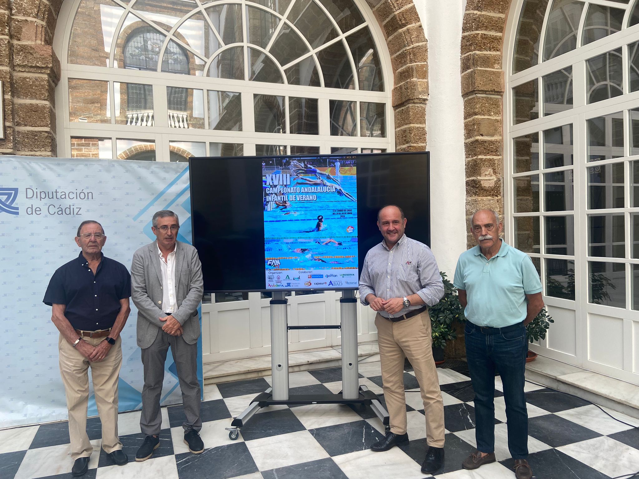 Juancho Ortiz con los representantes de la Federación Andaluza de Natación